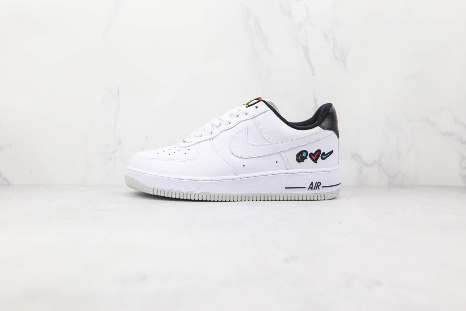 耐克Nike Air Force 1 Low Peace Love Swoosh纯原版本低帮空军一号白黑色标志性图形印花板鞋原楦头纸板打造 货号：DM8148-100