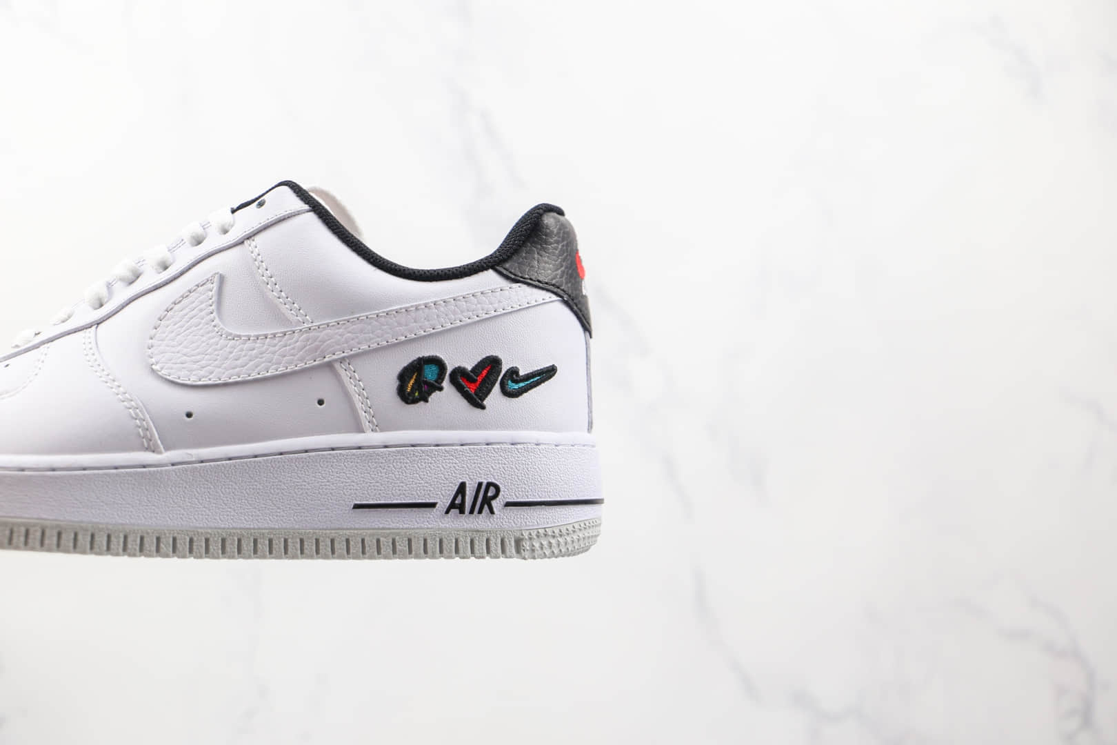 耐克Nike Air Force 1 Low Peace Love Swoosh纯原版本低帮空军一号白黑色标志性图形印花板鞋原楦头纸板打造 货号：DM8148-100