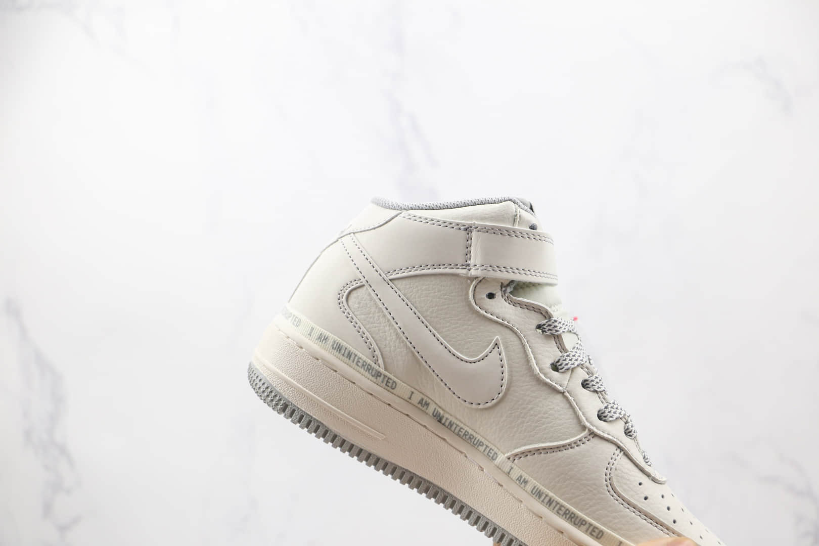 耐克Nike Air Force 1‘07 MID纯原版本中帮空军一号白灰色马克笔板鞋原楦头纸板打造 货号：NU3380-636