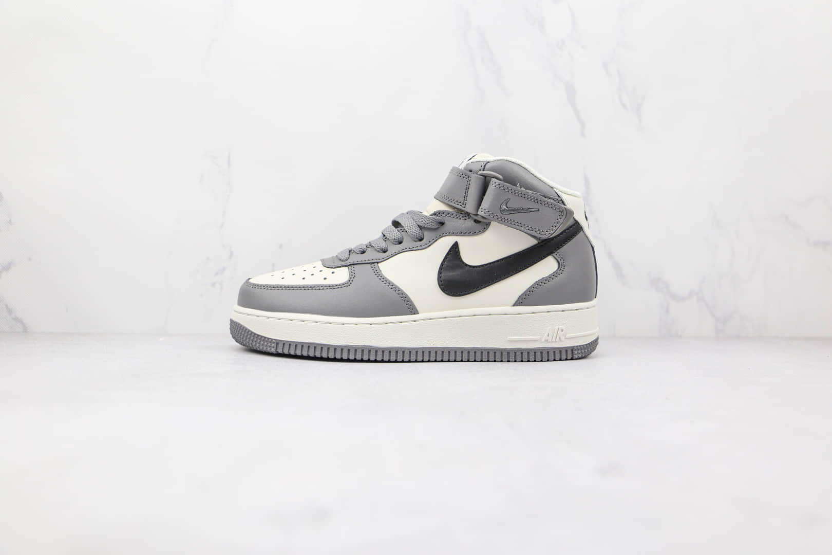 耐克Nike Air Force 1‘07纯原版本中帮空军一号白灰色黑钩板鞋内置气垫 货号：AQ3778-994