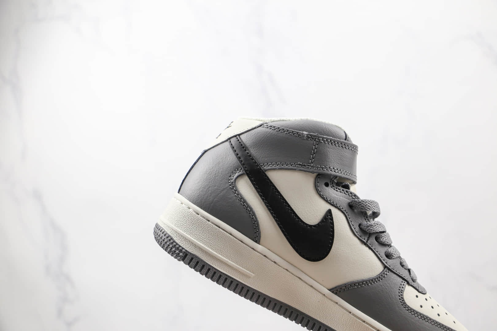 耐克Nike Air Force 1‘07纯原版本中帮空军一号白灰色黑钩板鞋内置气垫 货号：AQ3778-994