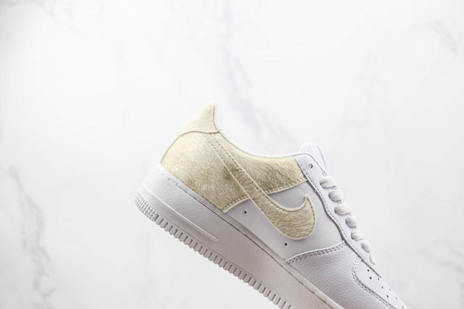 耐克Nike Air Force 1‘07纯原版本低帮空军一号白黄色绒尾板鞋内置气垫 货号：DM9088-001