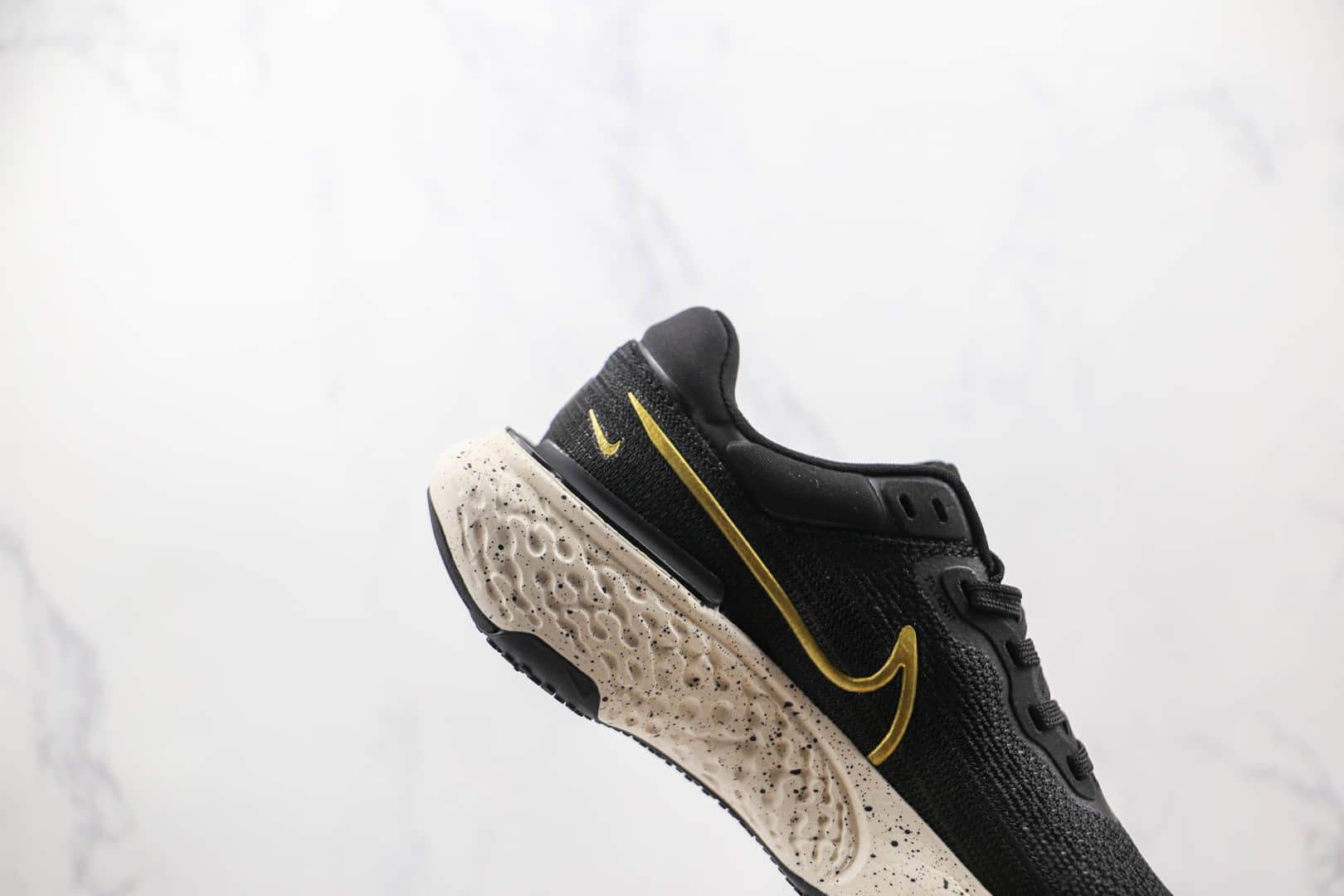 耐克Nike ZoomX Invincible Run FK纯原版本黑金色编织透气FK跑步鞋原档案数据开发 货号：CT2229-004