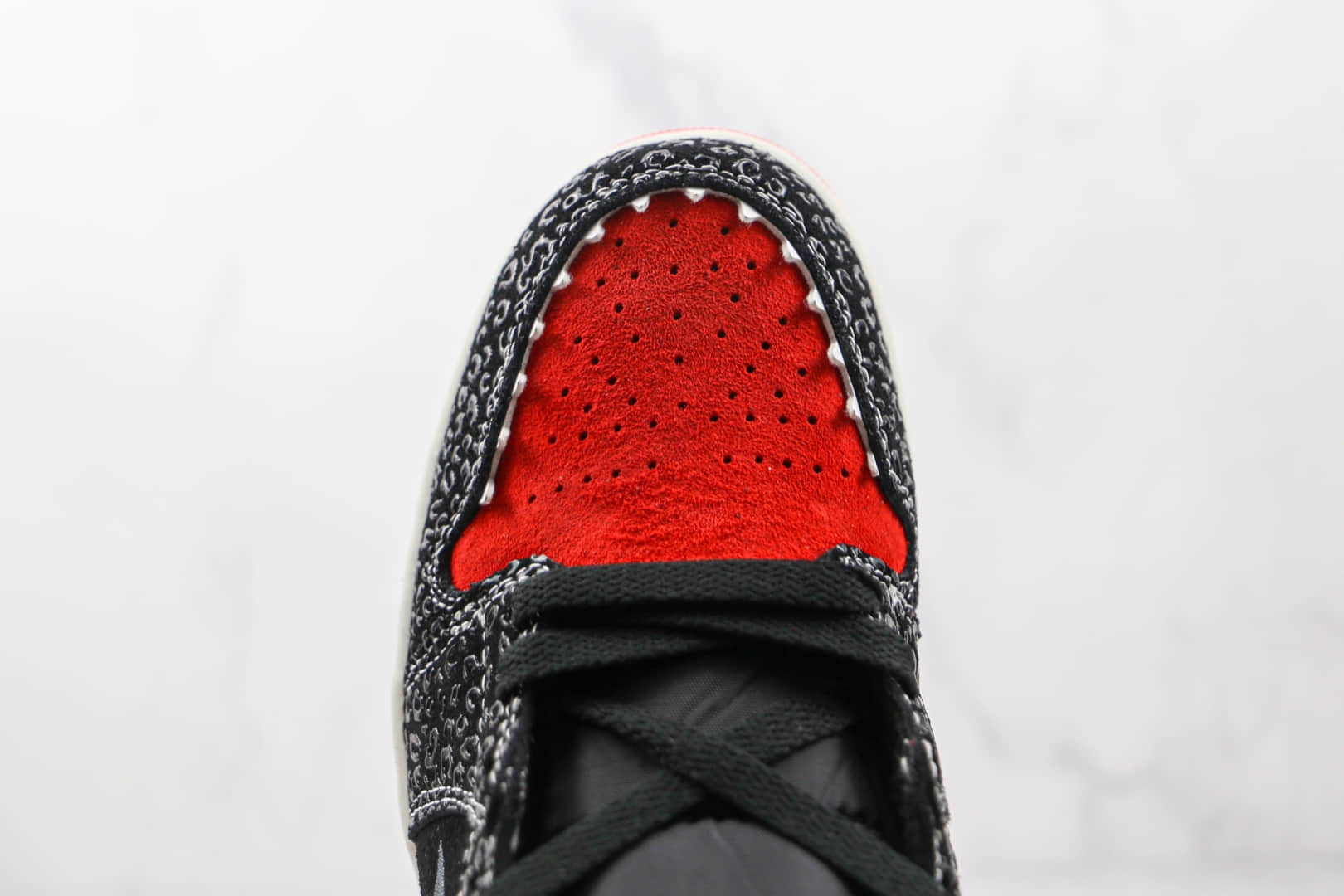 乔丹Air Jordan 1 Mid Siempre Familia纯原版本中帮aj1黑红色刺绣亡灵节板鞋原盒原标 货号：DN4901-001
