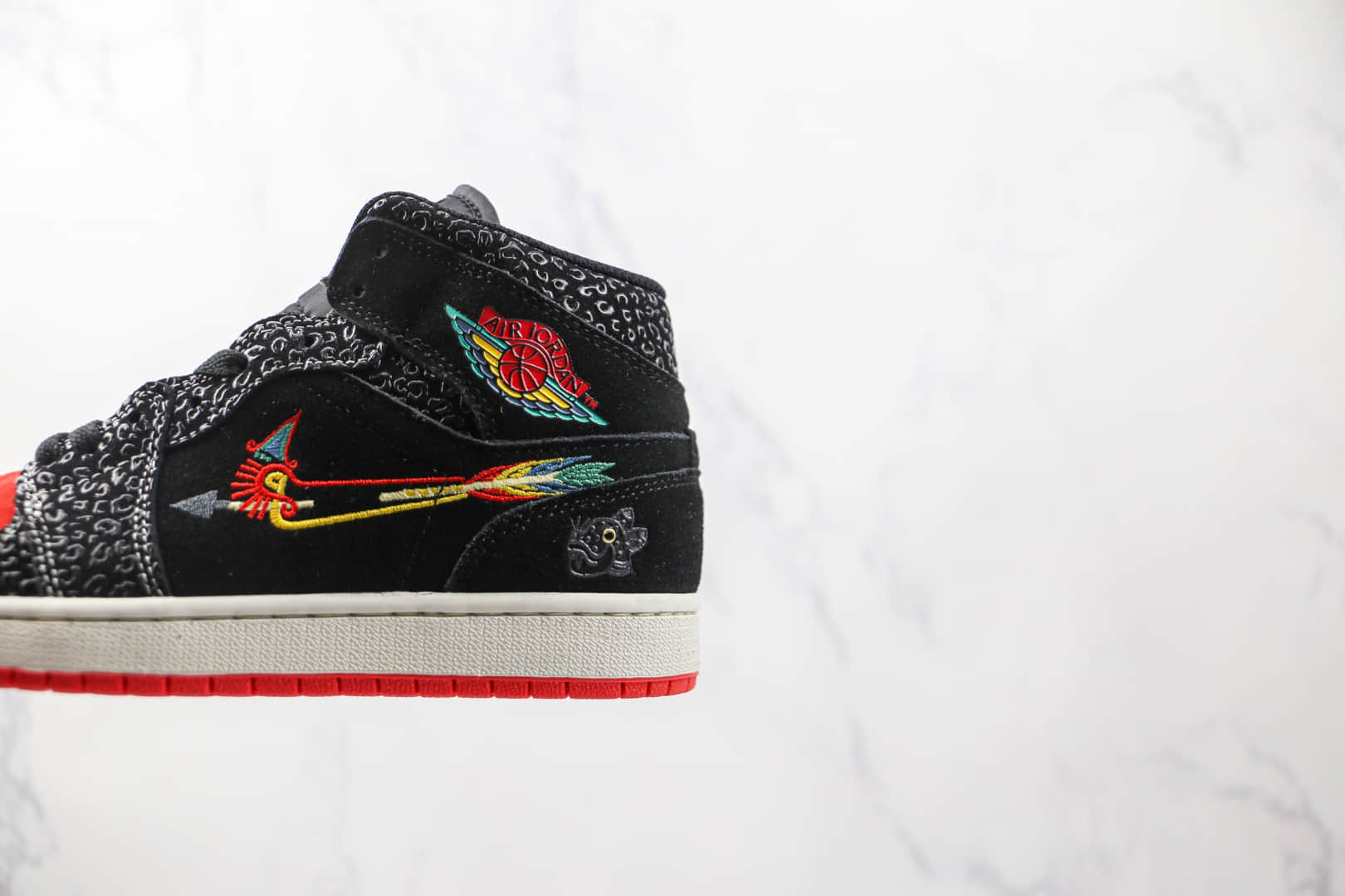 乔丹Air Jordan 1 Mid Siempre Familia纯原版本中帮aj1黑红色刺绣亡灵节板鞋原盒原标 货号：DN4901-001