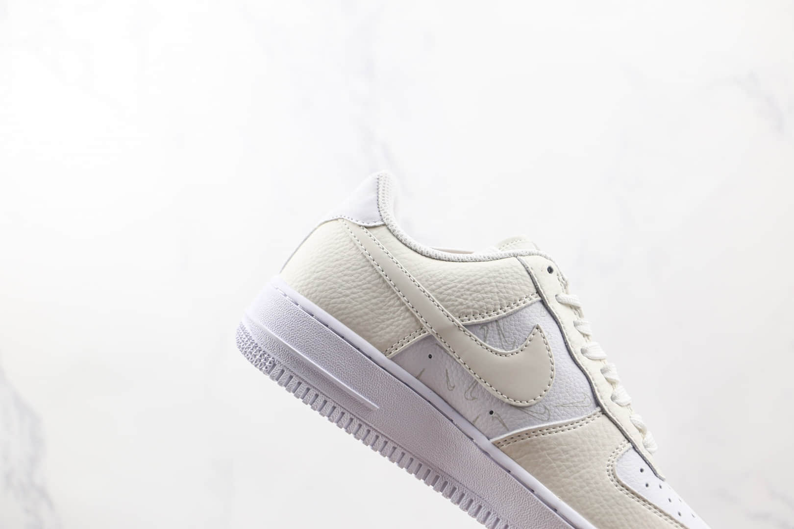 耐克Nike Air Force 1‘07纯原版本低帮空军一号米黄色小钩印花板鞋原楦头纸板打造 货号：DR7857-100