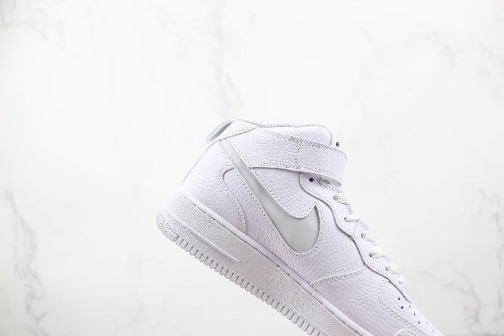 耐克Nike Air Force 1‘07纯原版本中帮空军一号白色3M反光钩板鞋原楦头纸板打造 货号：CU3088-606