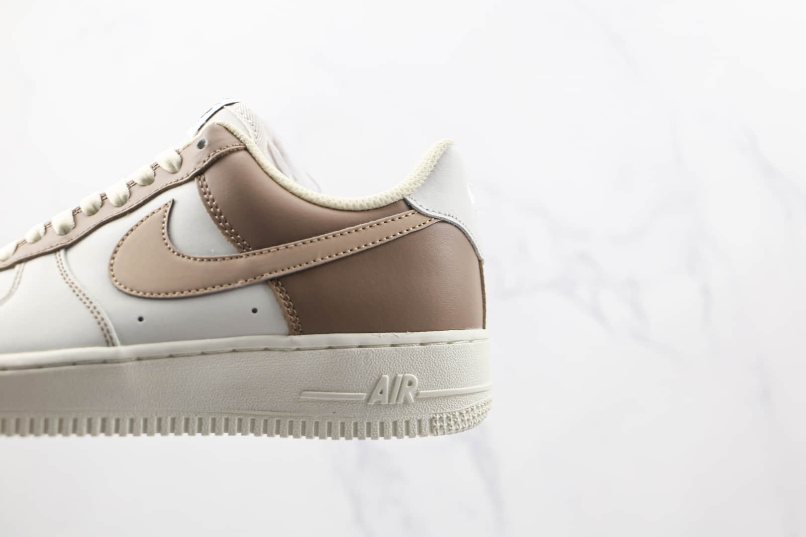 耐克Nike Air Force 1‘07 Low纯原版本低帮空军一号白棕色拼色板鞋内置气垫 货号：DT0226-303