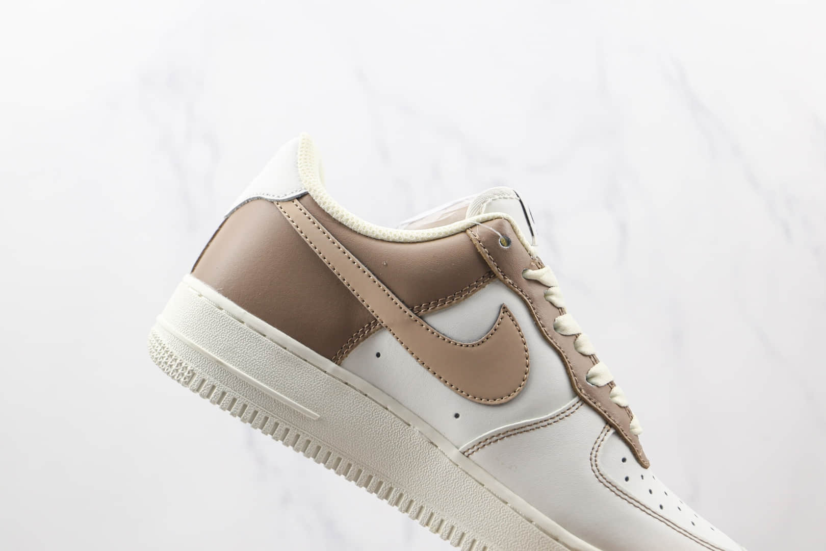 耐克Nike Air Force 1‘07 Low纯原版本低帮空军一号白棕色拼色板鞋内置气垫 货号：DT0226-303