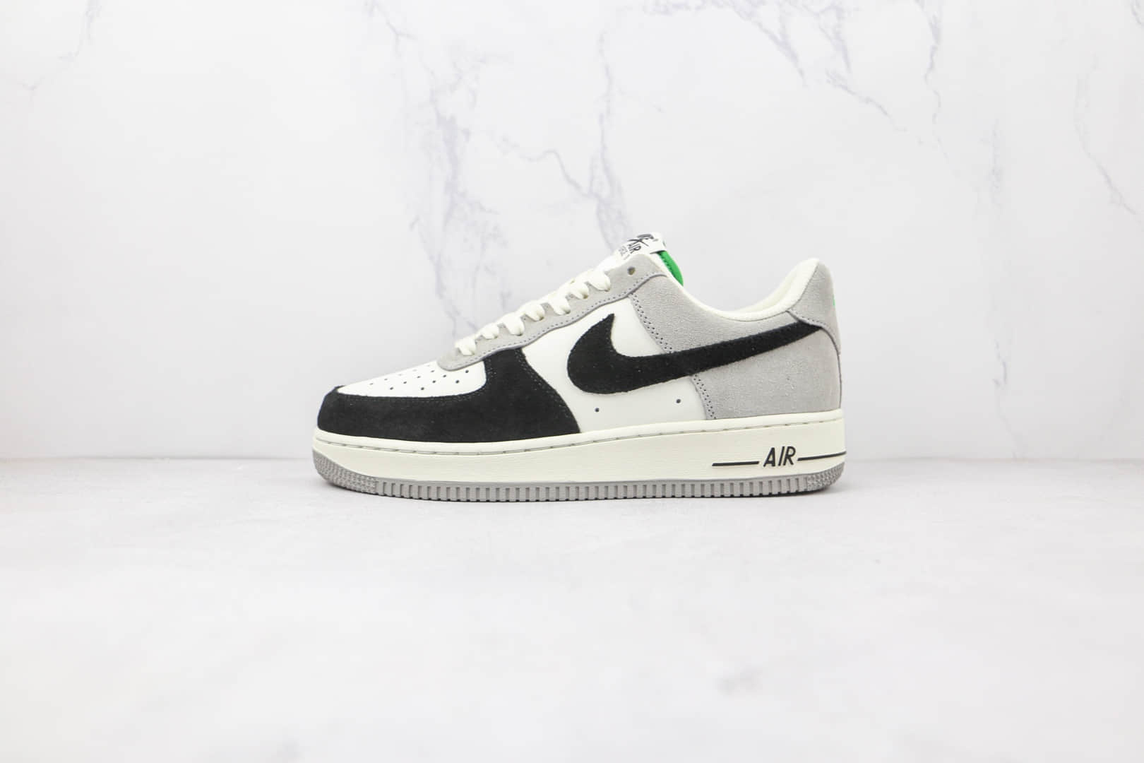 耐克Nike Air Force 1‘07 Low纯原版本低帮空军一号白黑灰色拼色麂皮板鞋内置气垫 货号：DQ2396-026