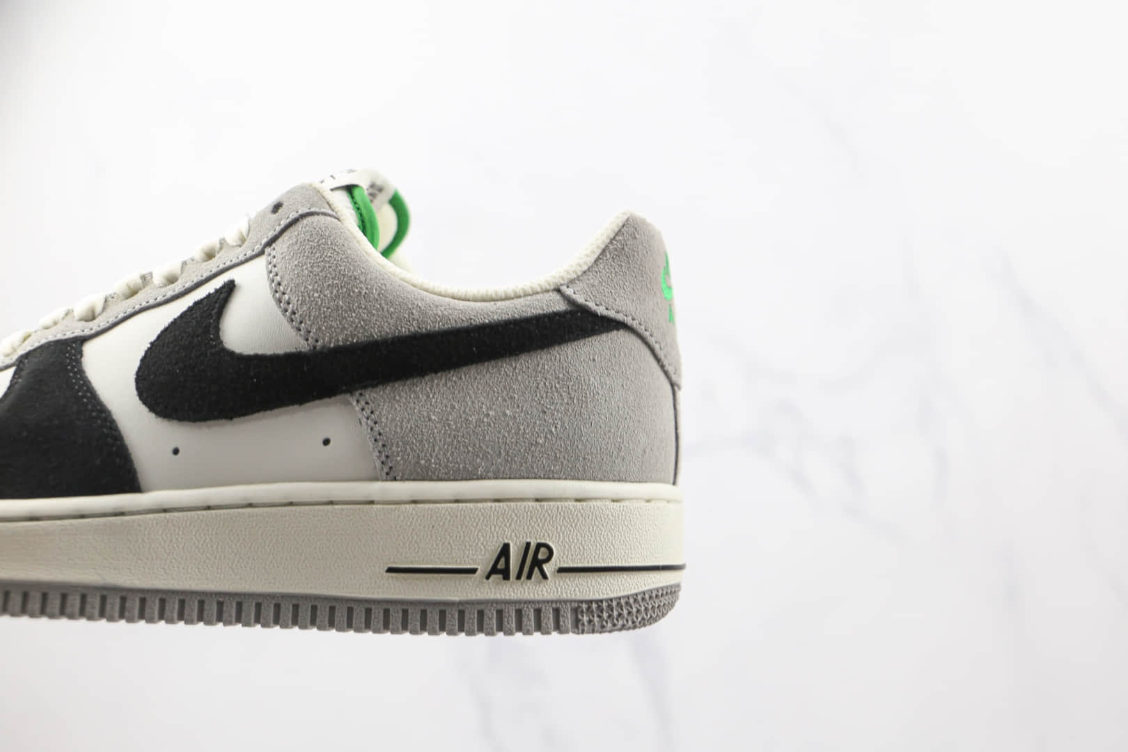 耐克Nike Air Force 1‘07 Low纯原版本低帮空军一号白黑灰色拼色麂皮板鞋内置气垫 货号：DQ2396-026