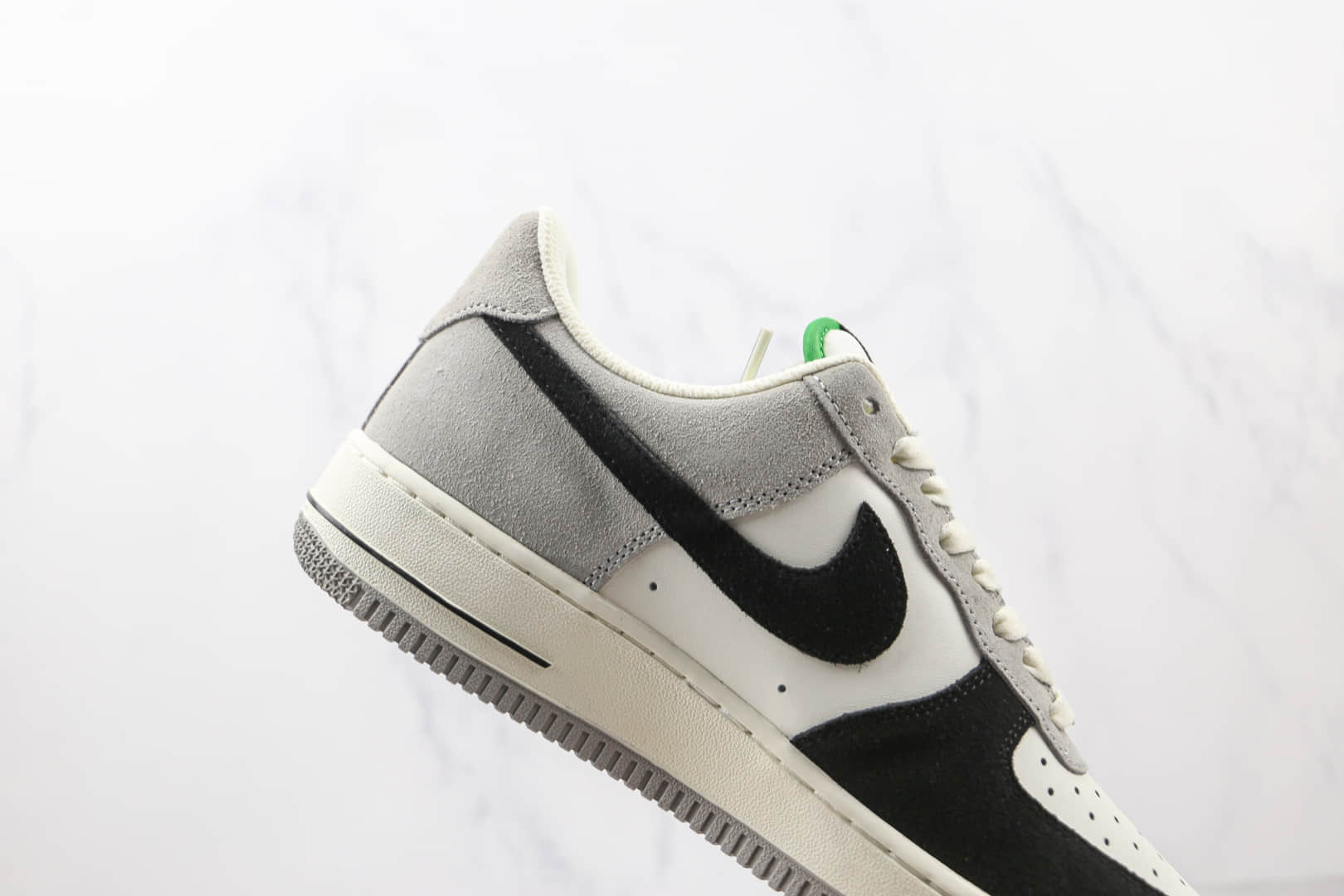 耐克Nike Air Force 1‘07 Low纯原版本低帮空军一号白黑灰色拼色麂皮板鞋内置气垫 货号：DQ2396-026