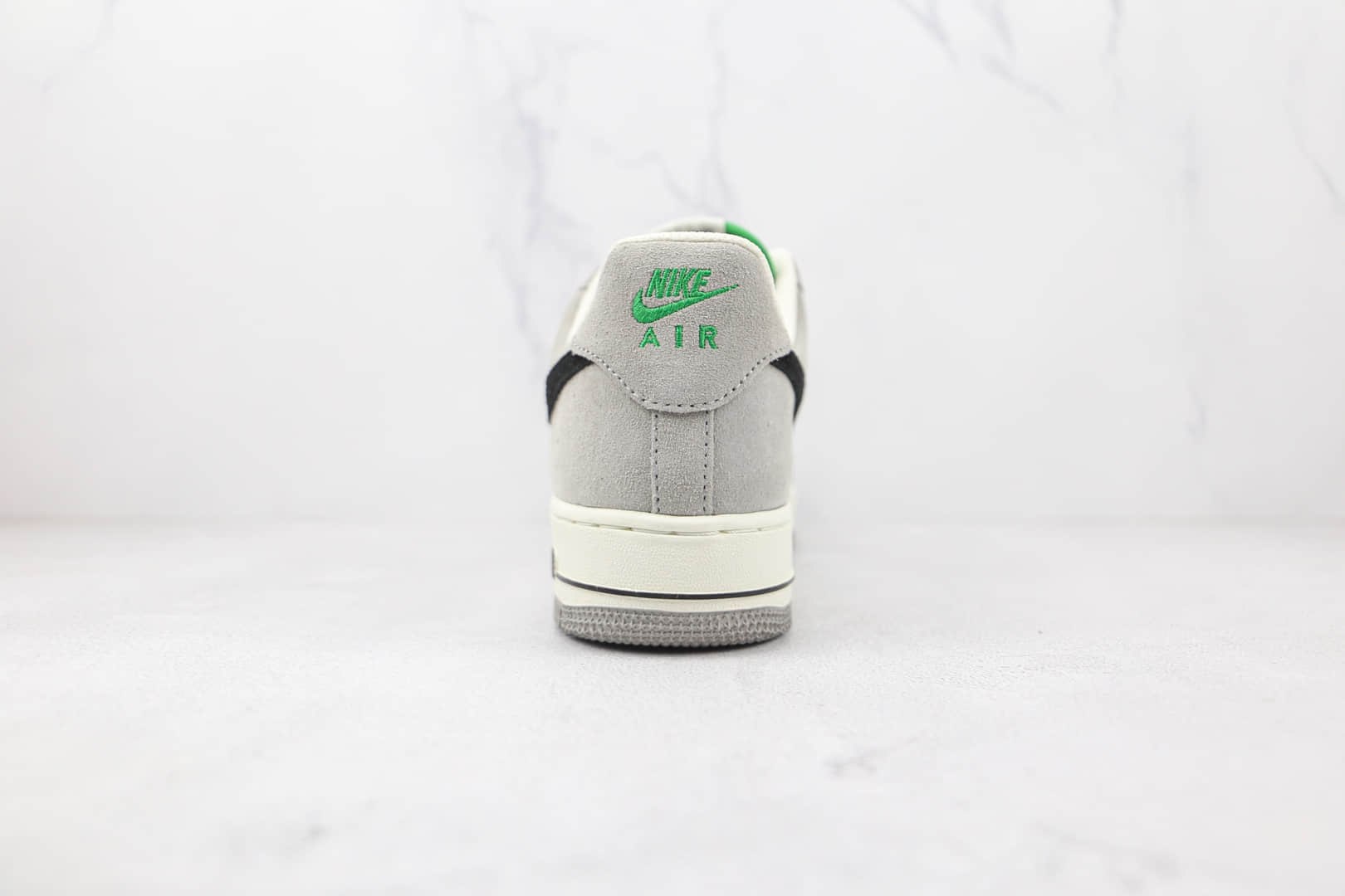 耐克Nike Air Force 1‘07 Low纯原版本低帮空军一号白黑灰色拼色麂皮板鞋内置气垫 货号：DQ2396-026