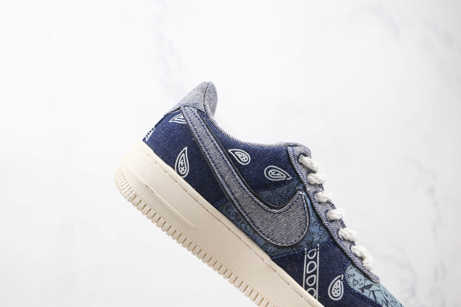 耐克Nike Air Force 1 Low纯原版本低帮空军一号腰果花印花黑灰色牛仔板鞋内置气垫 货号：905345-402