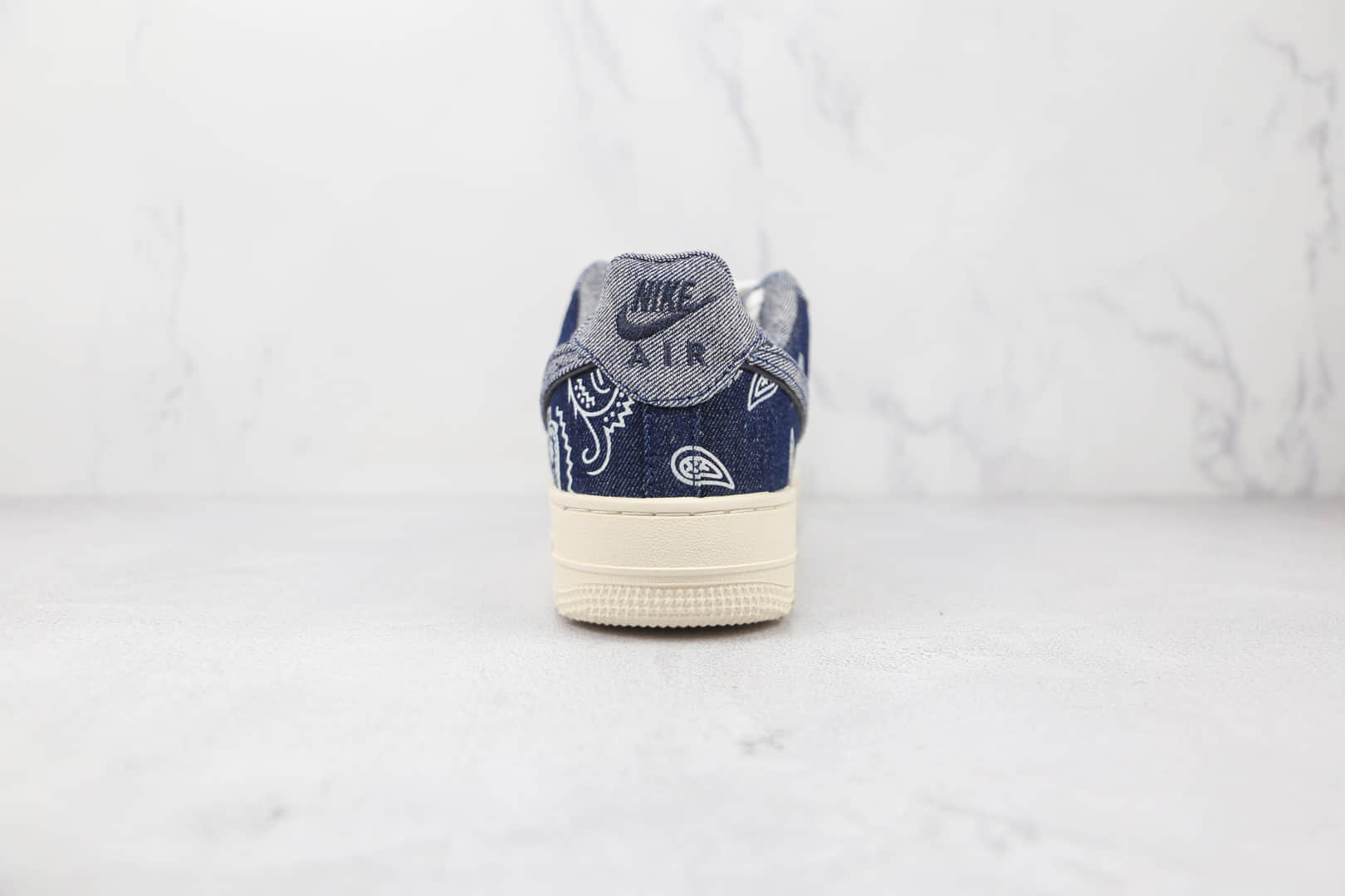 耐克Nike Air Force 1 Low纯原版本低帮空军一号腰果花印花黑灰色牛仔板鞋内置气垫 货号：905345-402