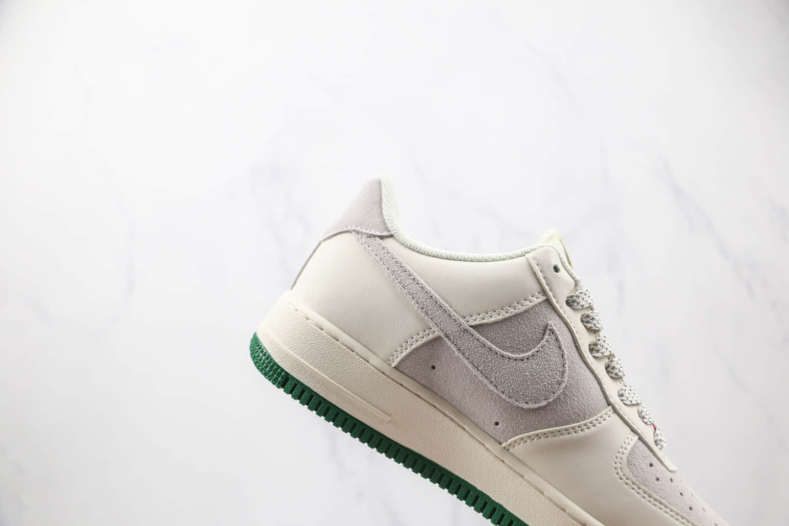 耐克Nike Air Force 1纯原版本低帮空军一号白灰色绿底板鞋内置气垫 货号：CW0063-125