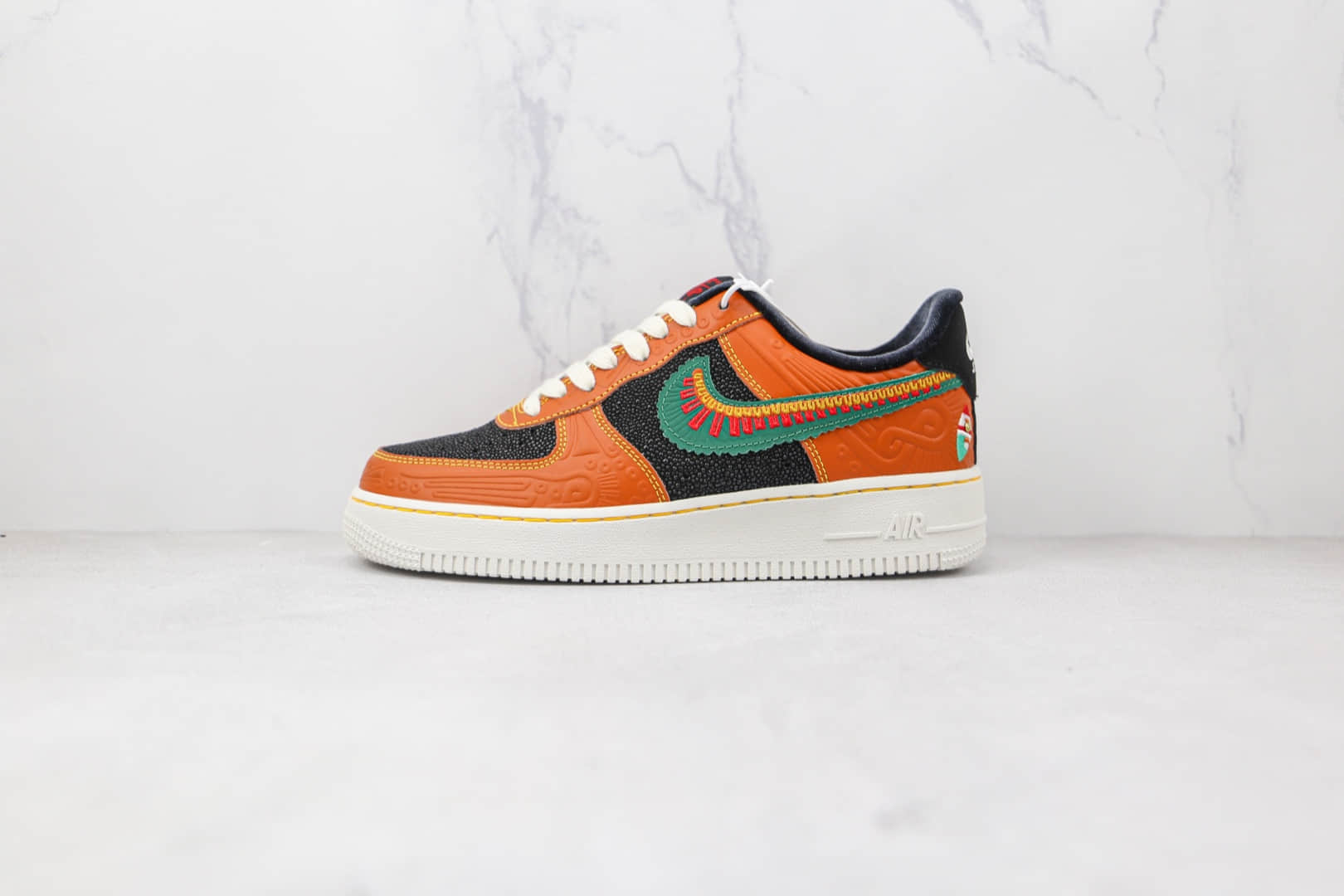 耐克Nike Air Force 1 Low Siempre Familia纯原版本低帮空军一号亡灵节雕刻印花水珠玛雅风情花纹板鞋内置气垫 货号：DO2157-816