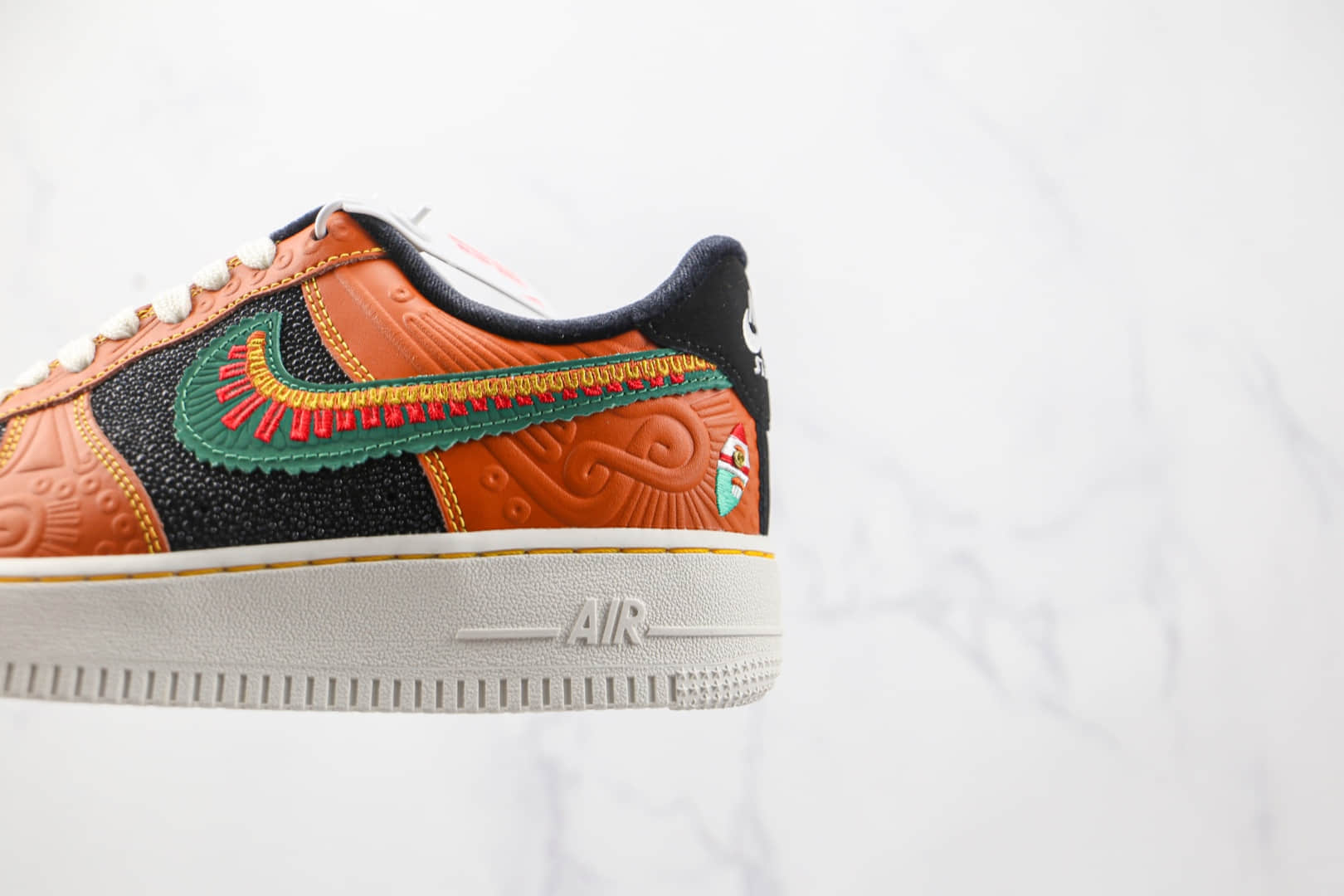 耐克Nike Air Force 1 Low Siempre Familia纯原版本低帮空军一号亡灵节雕刻印花水珠玛雅风情花纹板鞋内置气垫 货号：DO2157-816