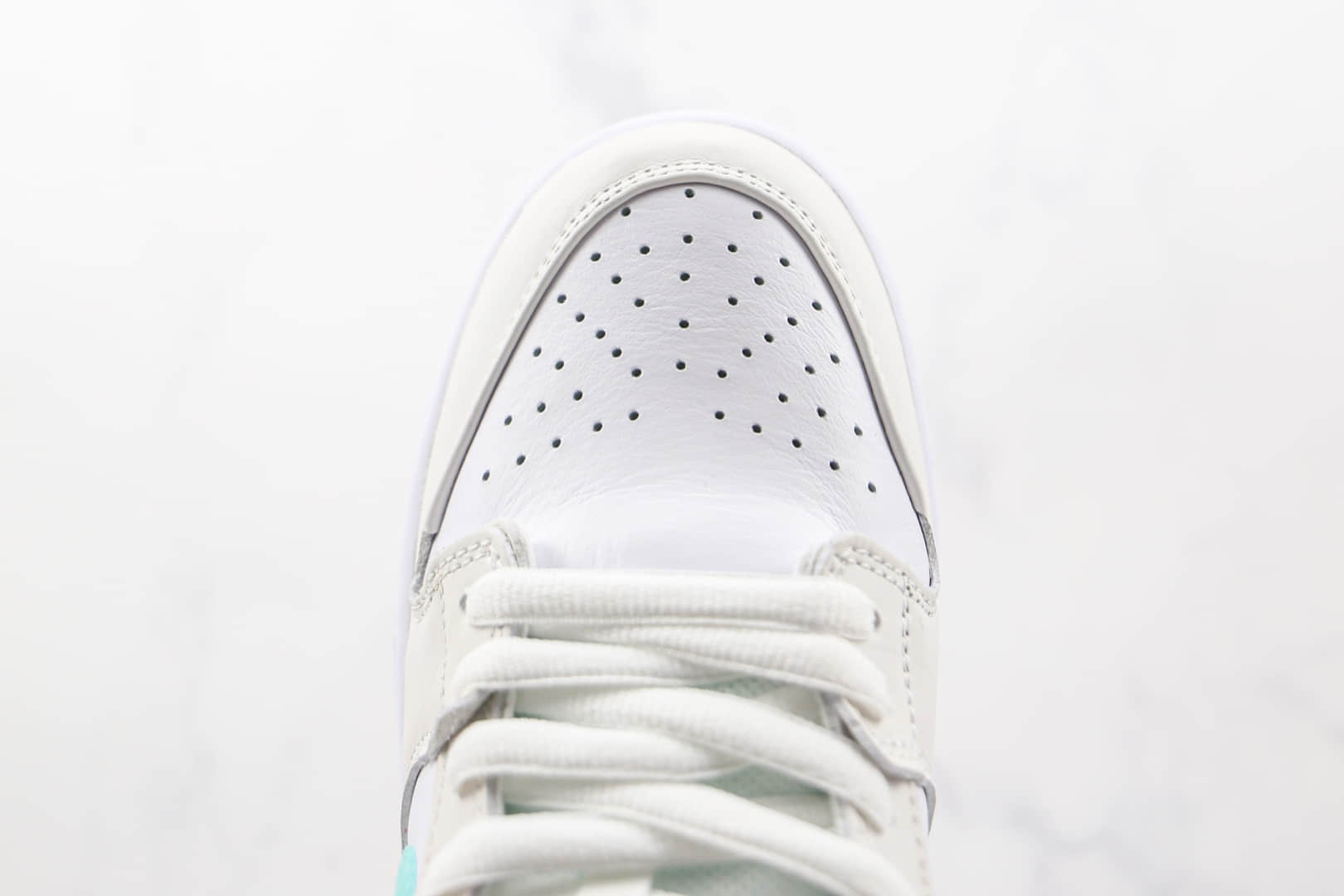 耐克Nike SB Dunk Low纯原版本低帮SB DUNK白钻石白银换钩绿钩板鞋内置气垫 货号：BV1310-100