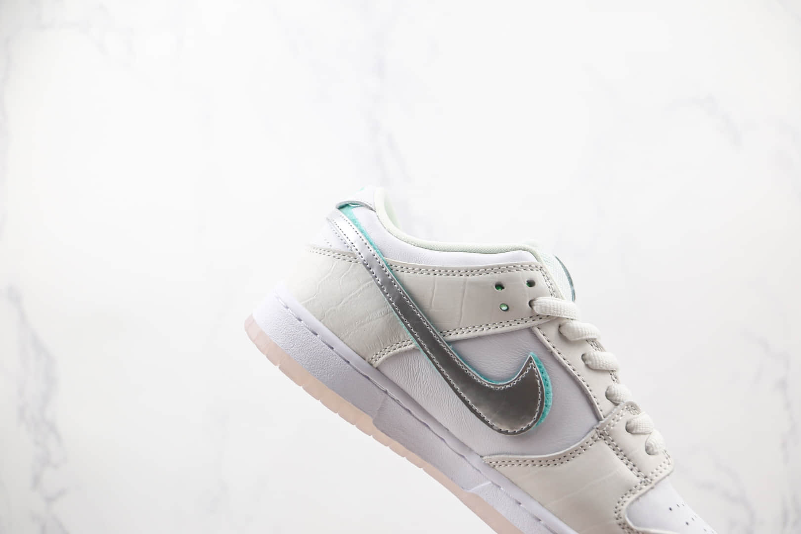 耐克Nike SB Dunk Low纯原版本低帮SB DUNK白钻石白银换钩绿钩板鞋内置气垫 货号：BV1310-100