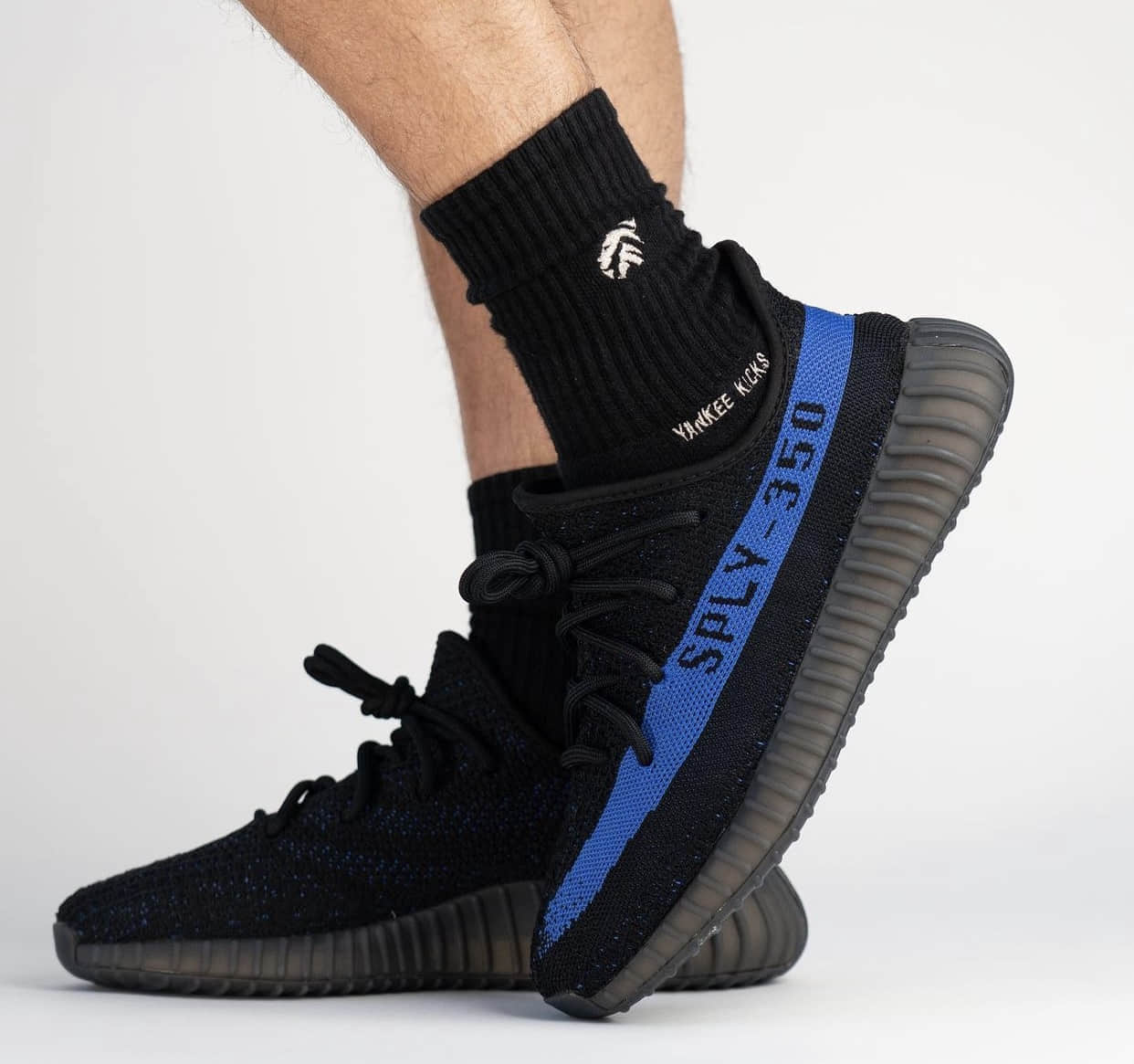 黑蓝椰子350V2上脚图曝光！明年春季登场！ 货号：GY7164