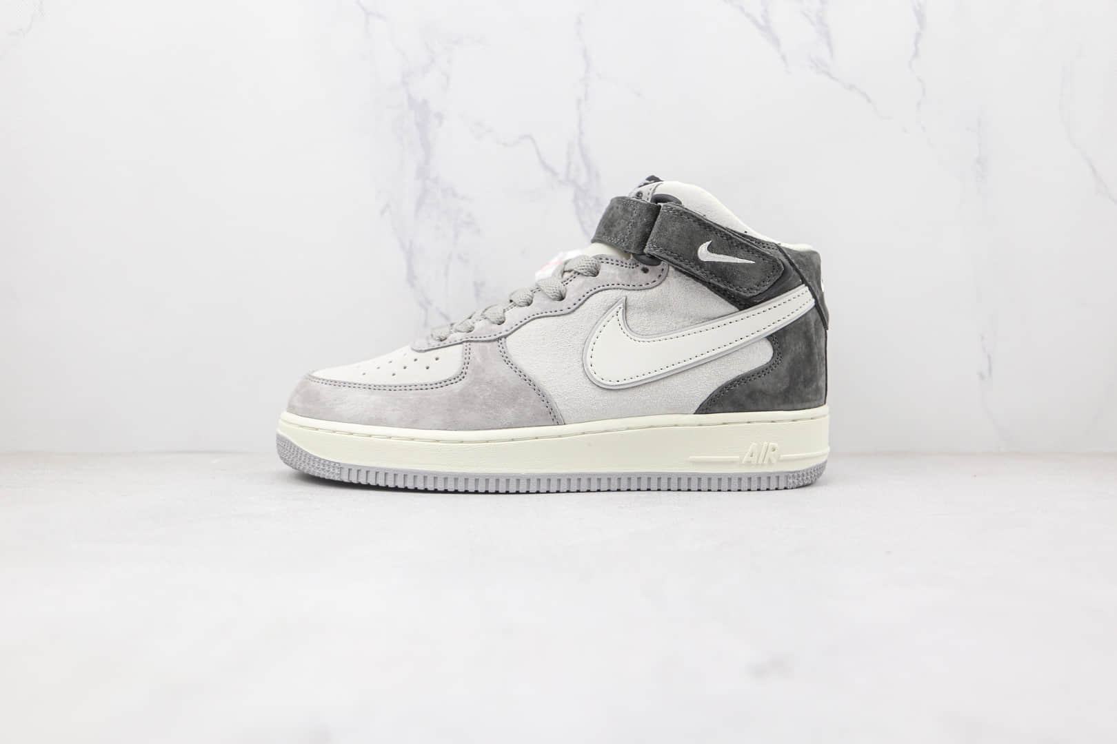 耐克Nike Air Force 1‘07 Mid纯原版本中帮空军一号麂皮灰色板鞋内置气垫 货号：DG9158-616