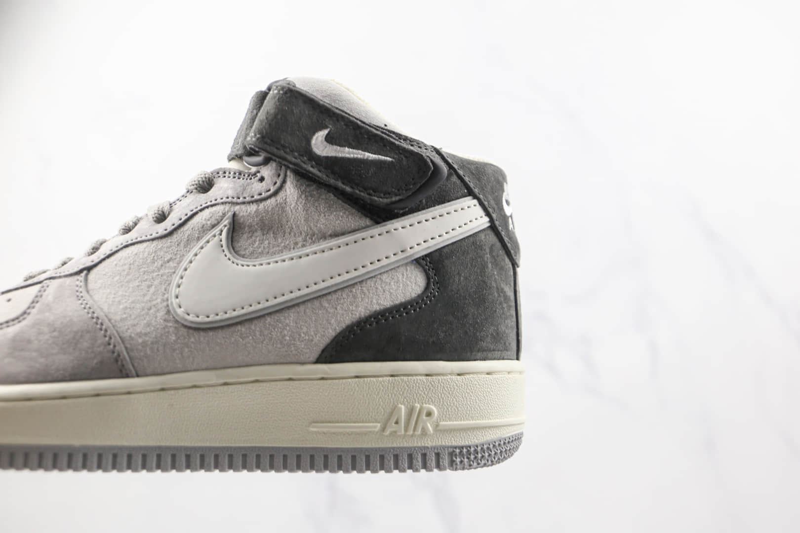 耐克Nike Air Force 1‘07 Mid纯原版本中帮空军一号麂皮灰色板鞋内置气垫 货号：DG9158-616