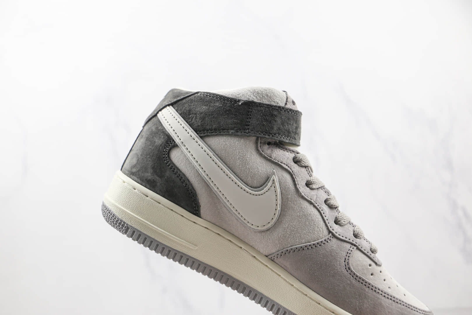 耐克Nike Air Force 1‘07 Mid纯原版本中帮空军一号麂皮灰色板鞋内置气垫 货号：DG9158-616