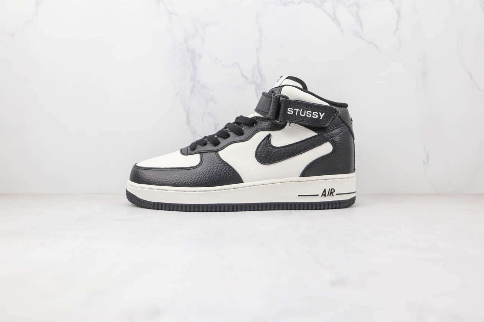 耐克Nike Air Force 1 Mid x Stussy斯图西联名款纯原版本中帮空军一号黑白熊猫板鞋内置气垫 货号：DJ7840-002