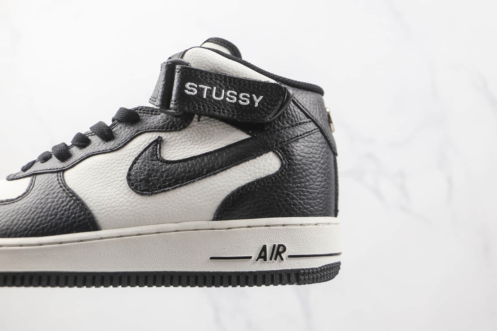 耐克Nike Air Force 1 Mid x Stussy斯图西联名款纯原版本中帮空军一号黑白熊猫板鞋内置气垫 货号：DJ7840-002