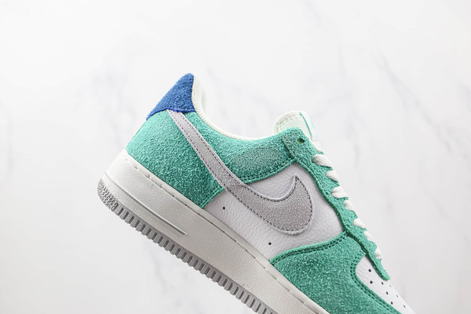 耐克Nike Air Force 1’07 Low纯原版本低帮空军一号釜山行麂皮白绿色板鞋内置气垫 货号：BQ8988-102