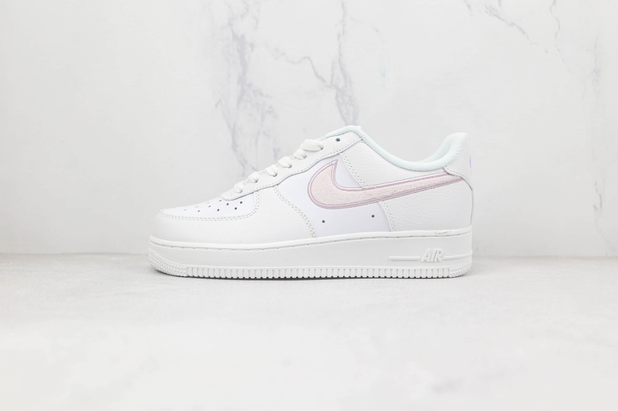 耐克Nike Air Force 1 07 Low纯原版本低帮空军一号粉色刺绣毛绒勾板鞋原楦头纸板打造 货号：DN5056-100