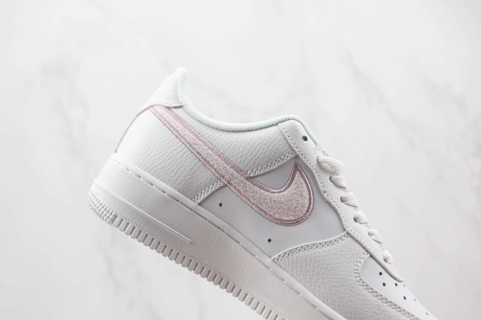 耐克Nike Air Force 1 07 Low纯原版本低帮空军一号粉色刺绣毛绒勾板鞋原楦头纸板打造 货号：DN5056-100