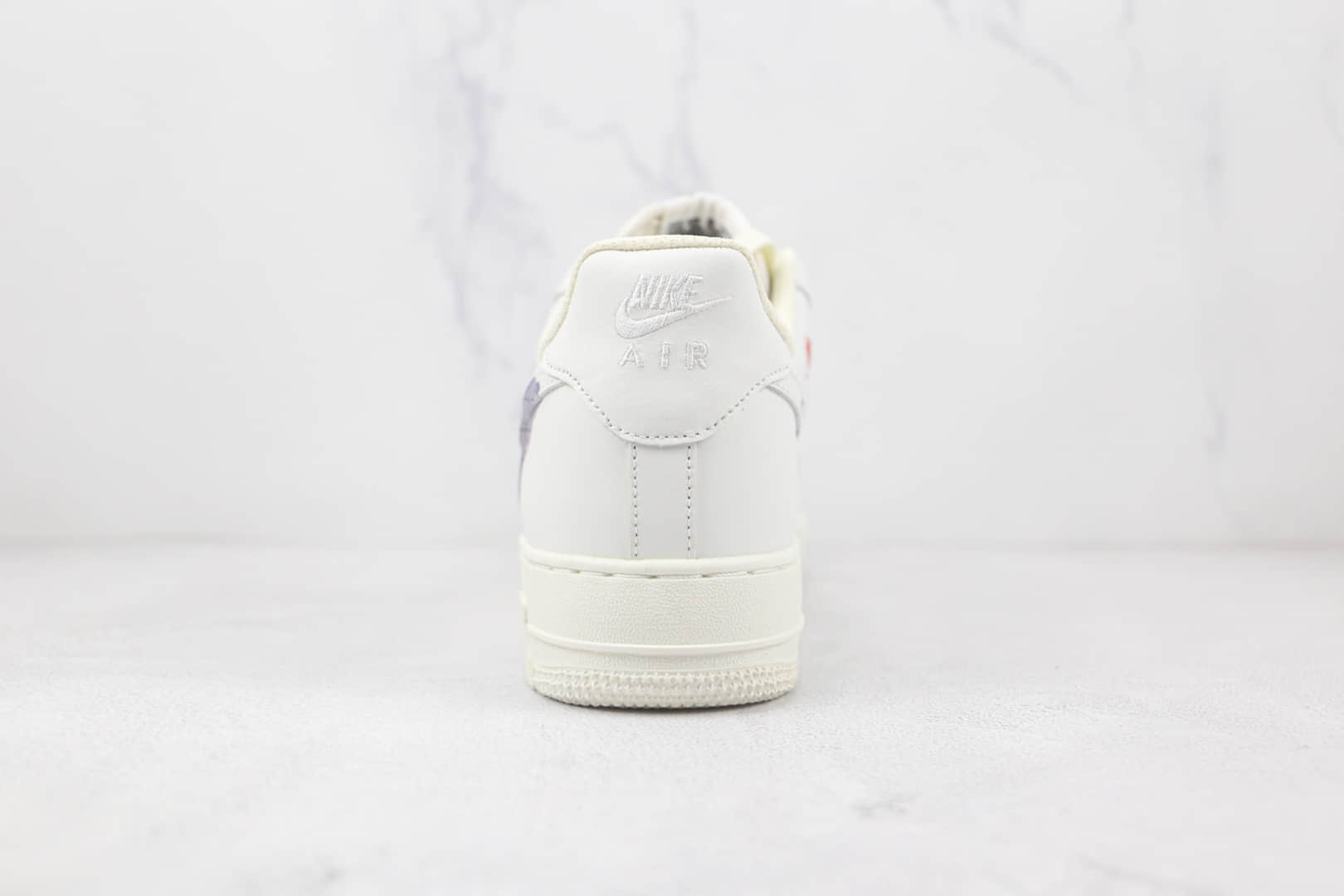 耐克Nike Air Force 1 Valentine's Day纯原版本低帮空军一号巴黎情人节爱心限定配色板鞋内置气垫 货号：LZ5988-505