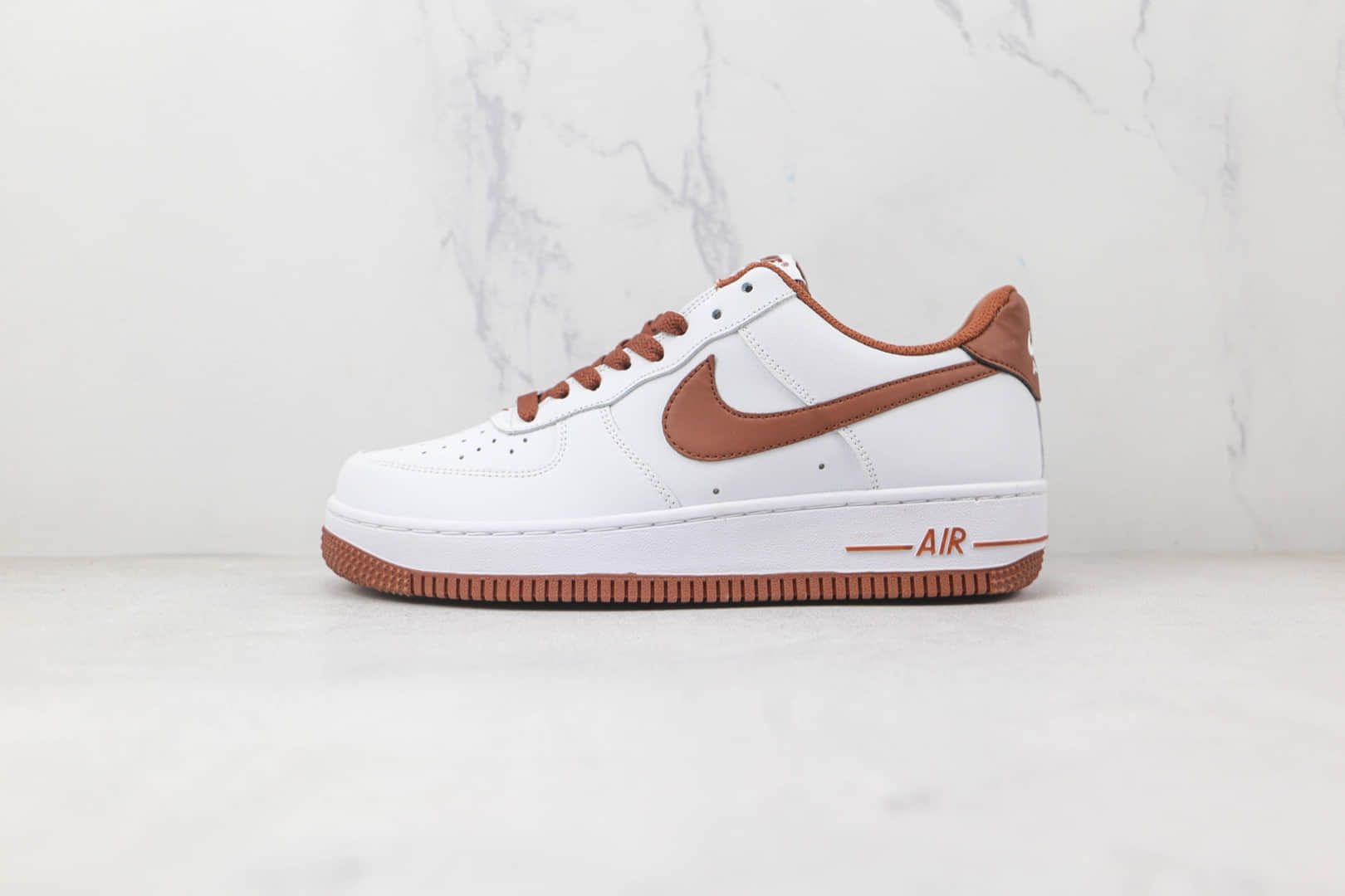 耐克Nike Air Force 1 07 Low纯原版本低帮空军一号白棕板鞋原楦头纸板打造 货号：DH7561-100