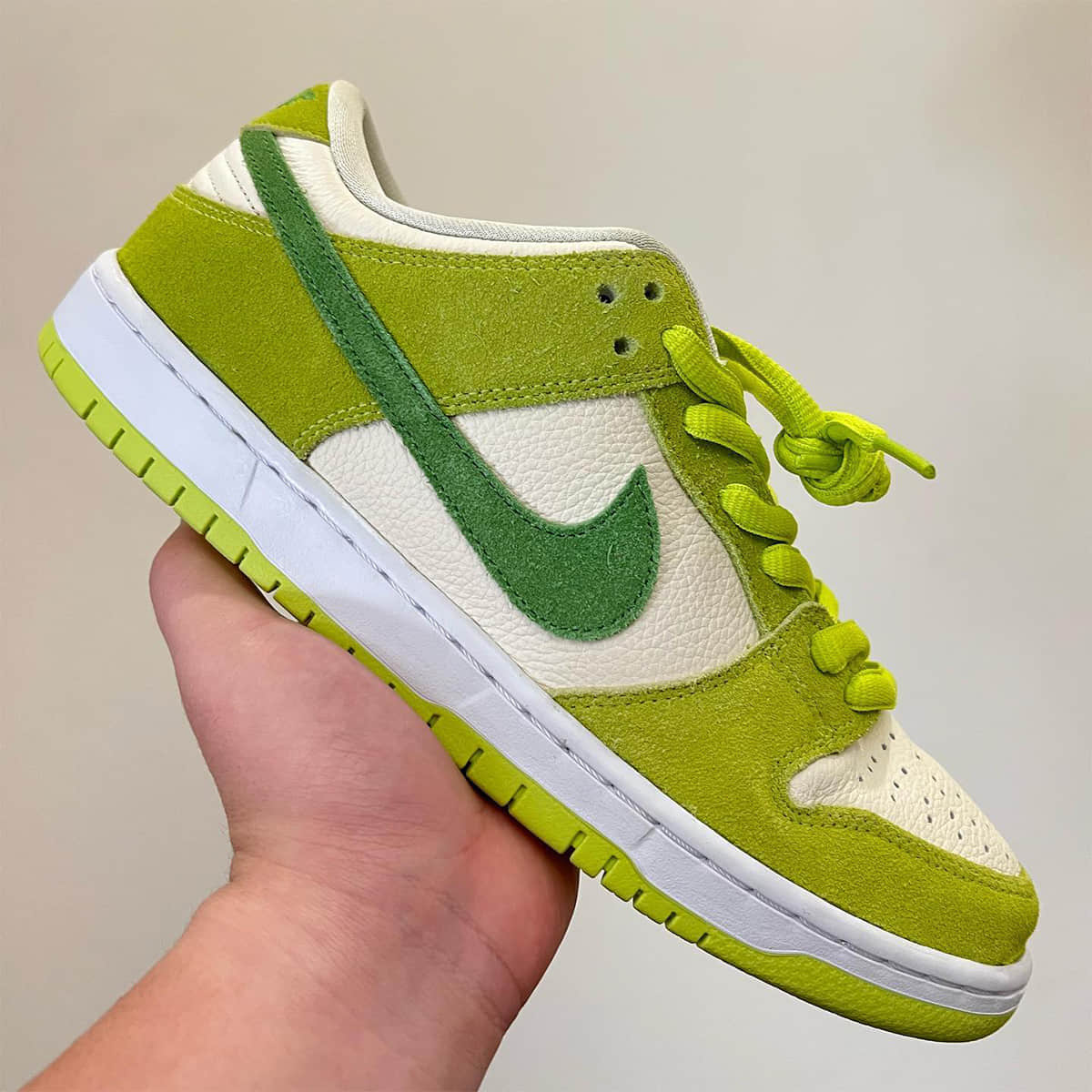 水果系列又来了！全新Nike SB Dunk“青苹果”实物细节图曝光！ 货号：DM0807-300