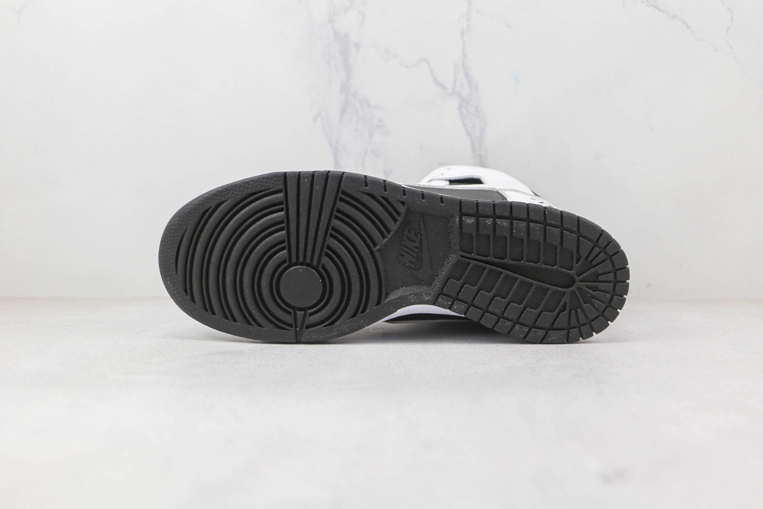 耐克Nike SB Dunk High By Any Means x Supreme联名款纯原版本高帮SB DUNK黑白色板鞋原楦头纸板打造 货号：DN3741-002