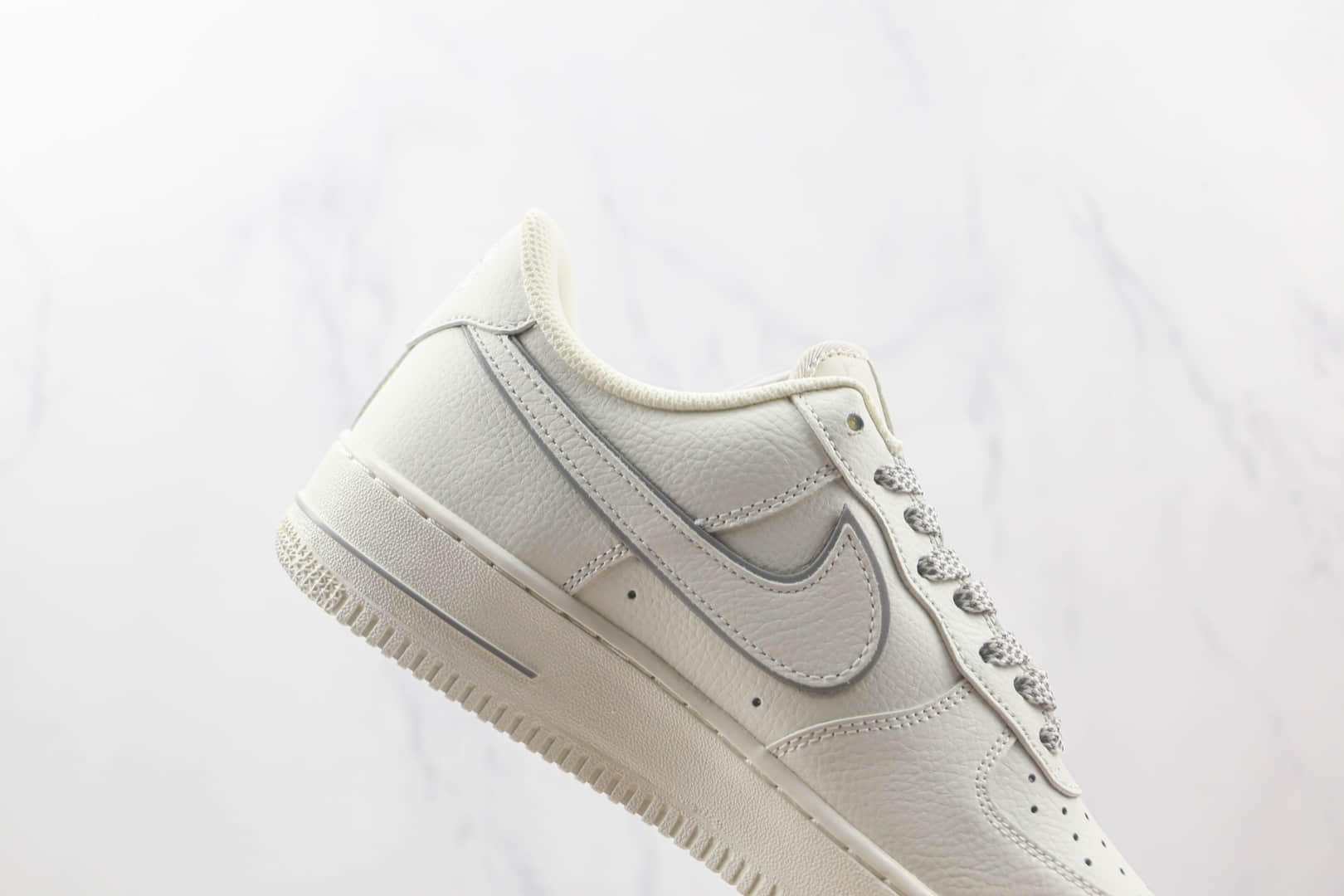 耐克Nike Air Force 1 07 Low纯原版本低帮空军一号3M白银色板鞋内置气垫 货号：NY2022-017