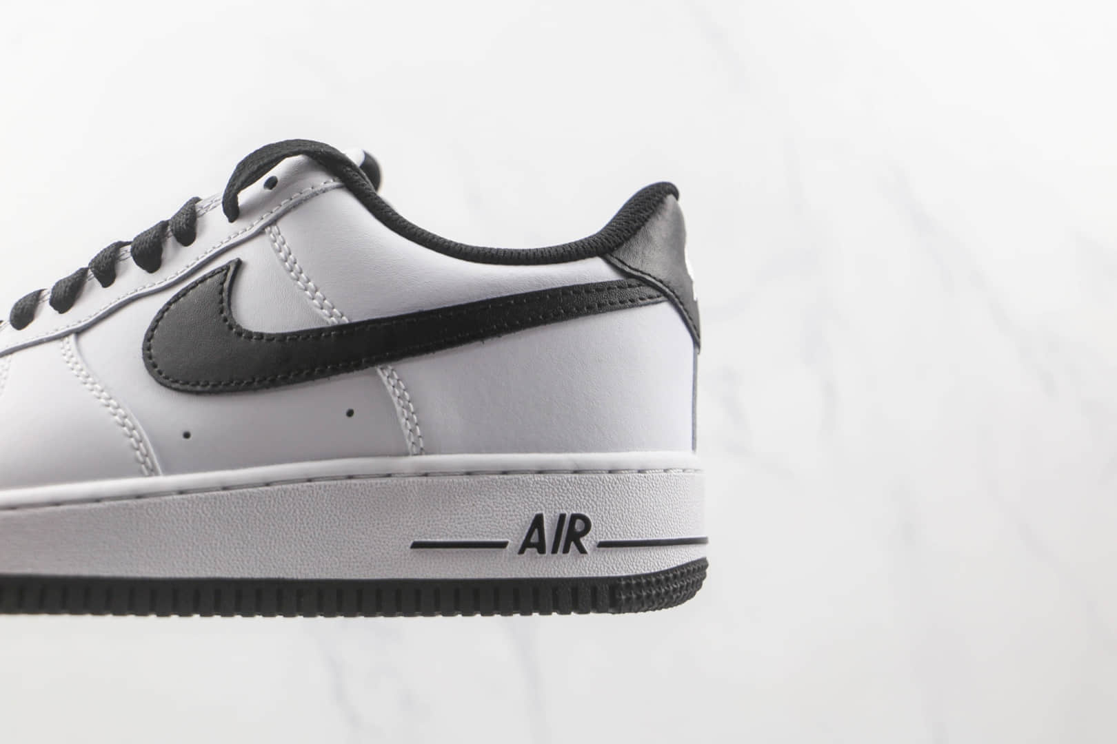 耐克Nike Air Force 1’07 Low纯原版本低帮空军一号白黑勾板鞋内置气垫 货号：DH7561-102