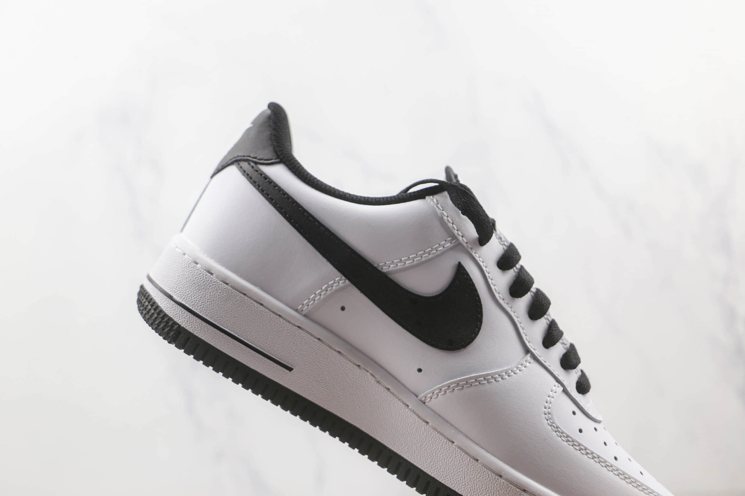 耐克Nike Air Force 1’07 Low纯原版本低帮空军一号白黑勾板鞋内置气垫 货号：DH7561-102