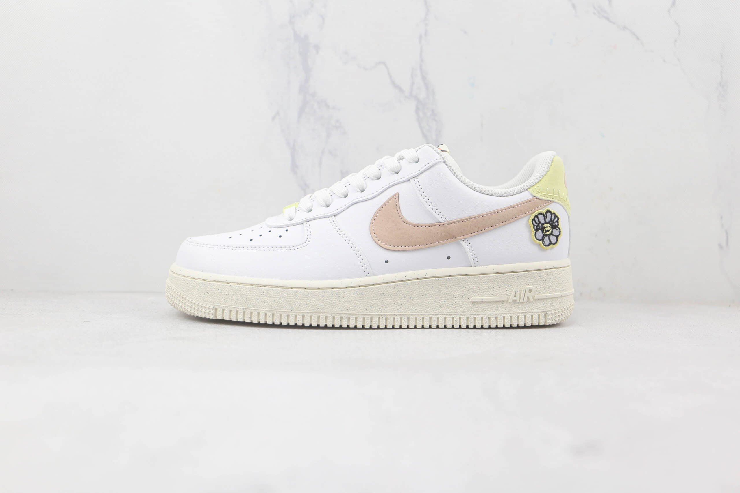 耐克Nike Air Force 1’07 Low纯原版本低帮空军一号小花配色板鞋原楦头纸板打造 货号：DJ6377-100