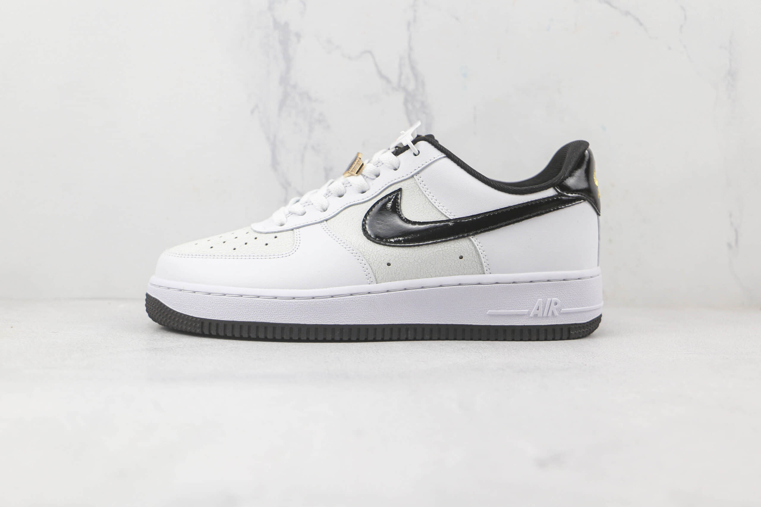 耐克Nike Air Force 1’07 Low纯原版本低帮空军一号白色漆皮黑勾板鞋内置气垫 货号：DQ0300-100