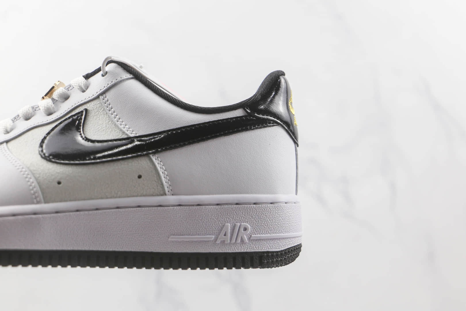 耐克Nike Air Force 1’07 Low纯原版本低帮空军一号白色漆皮黑勾板鞋内置气垫 货号：DQ0300-100