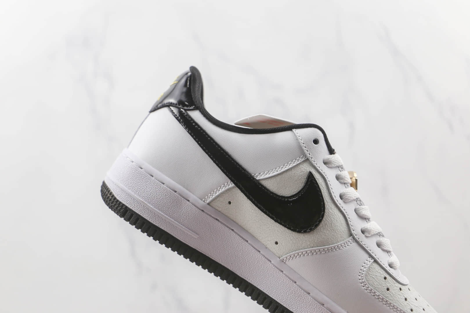 耐克Nike Air Force 1’07 Low纯原版本低帮空军一号白色漆皮黑勾板鞋内置气垫 货号：DQ0300-100