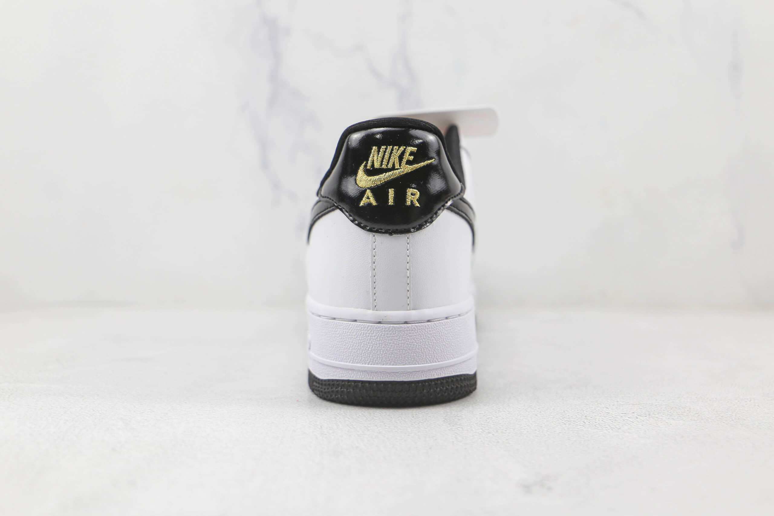 耐克Nike Air Force 1’07 Low纯原版本低帮空军一号白色漆皮黑勾板鞋内置气垫 货号：DQ0300-100