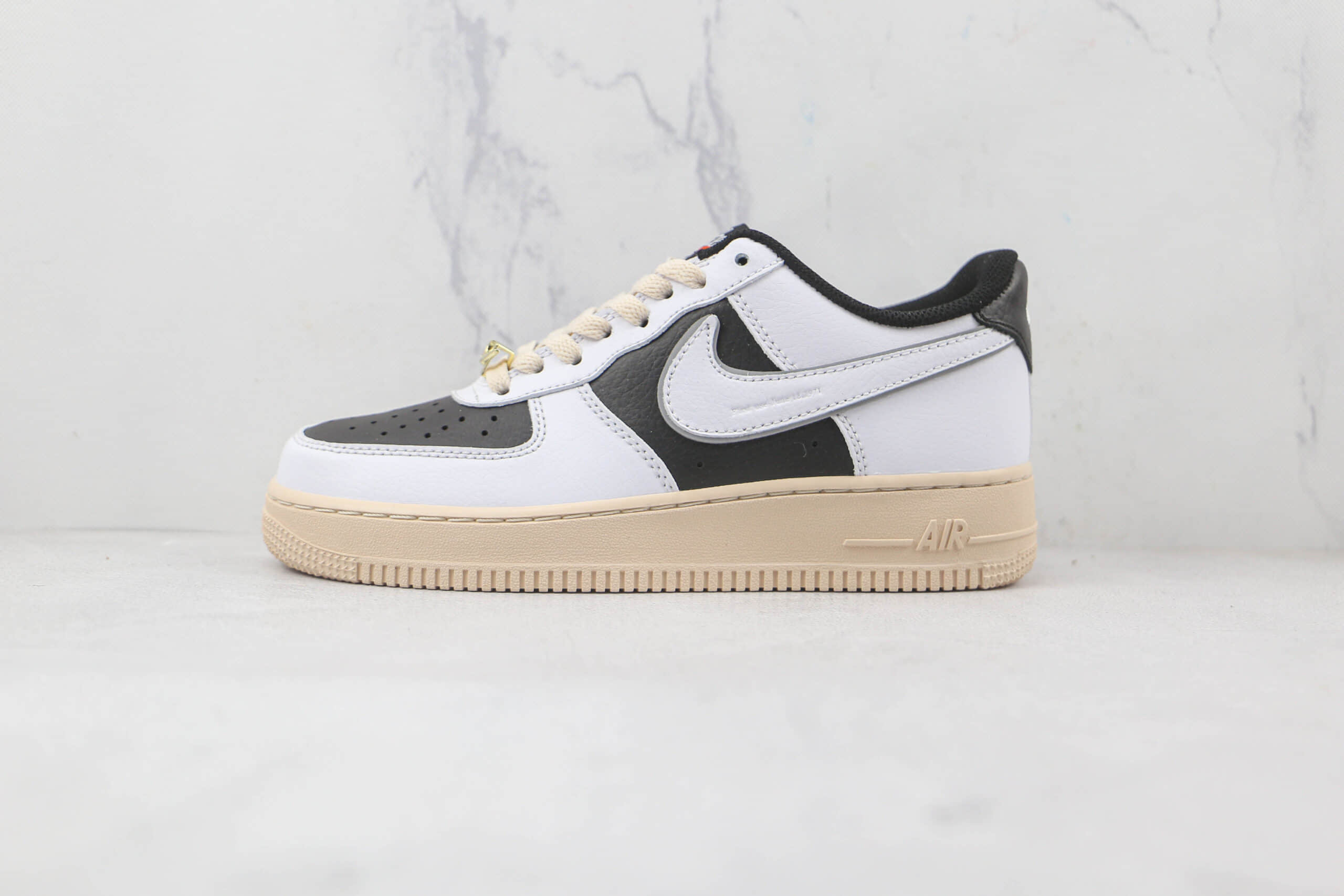 耐克Nike Air Force 1’07 Low纯原版本低帮空军一号白黑拼接板鞋内置气垫 货号：DJ7015-101