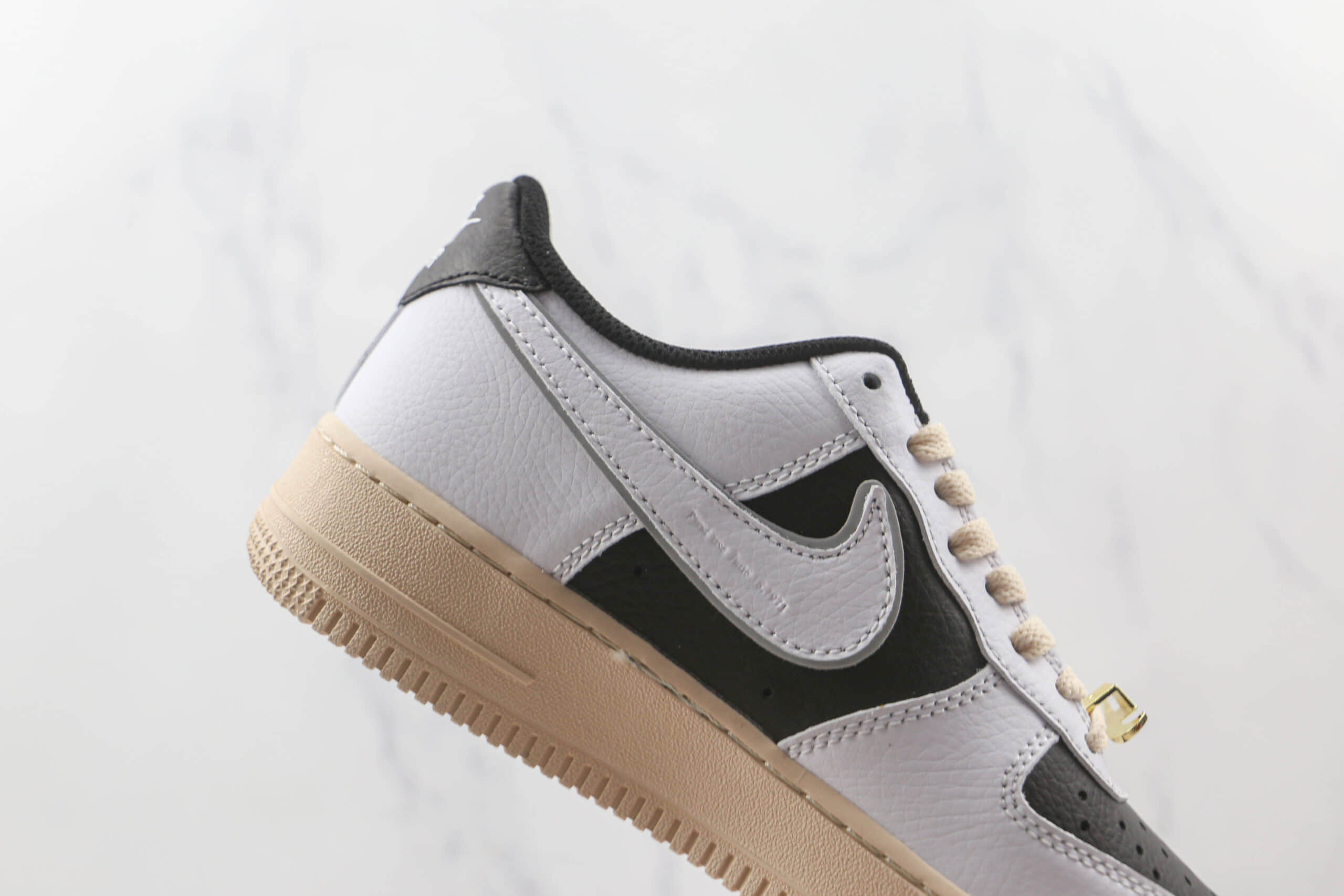 耐克Nike Air Force 1’07 Low纯原版本低帮空军一号白黑拼接板鞋内置气垫 货号：DJ7015-101