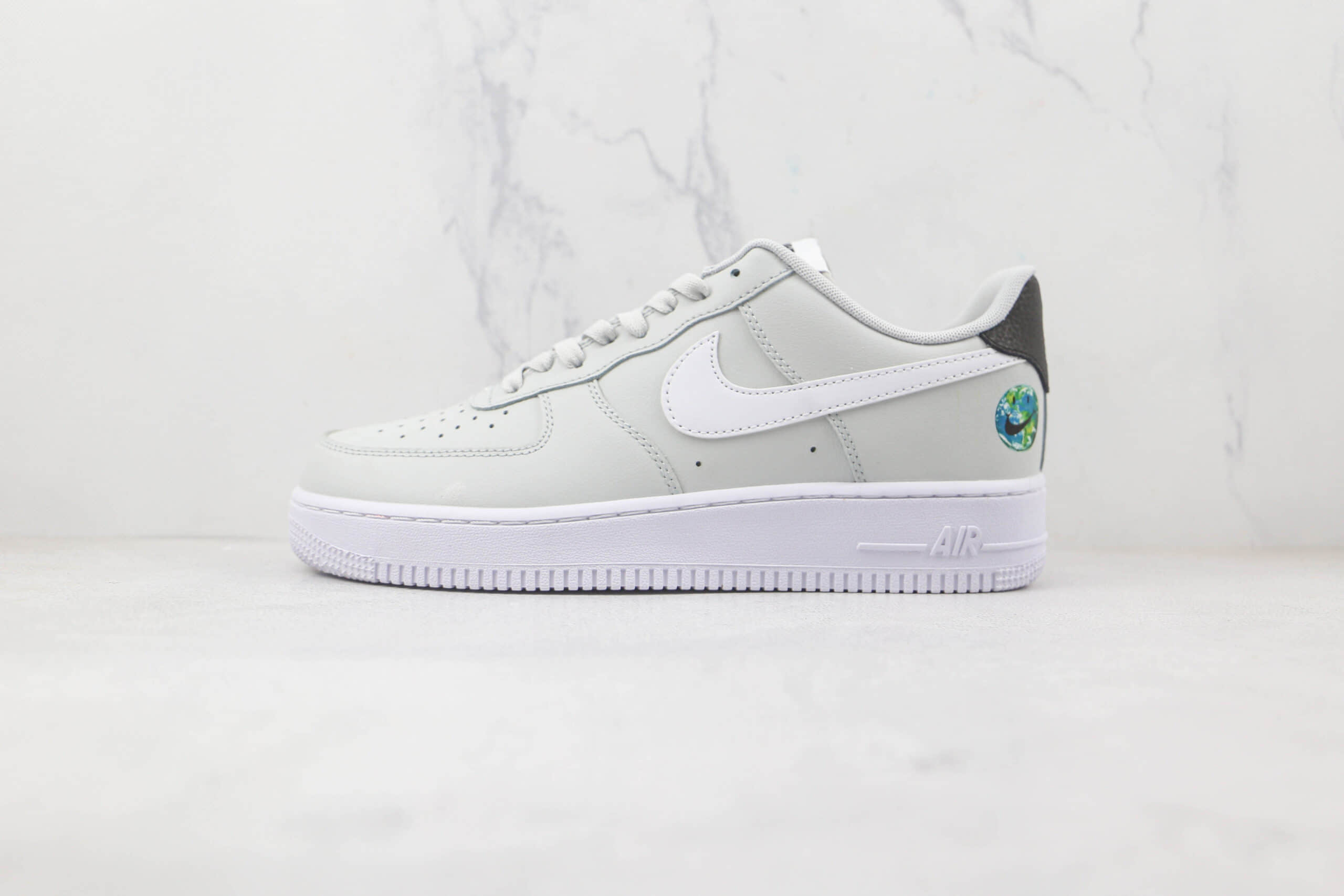 耐克Nike Air Force 1’07 Low纯原版本低帮空军一号笑脸图案板鞋内置气垫 货号：DM0118-001