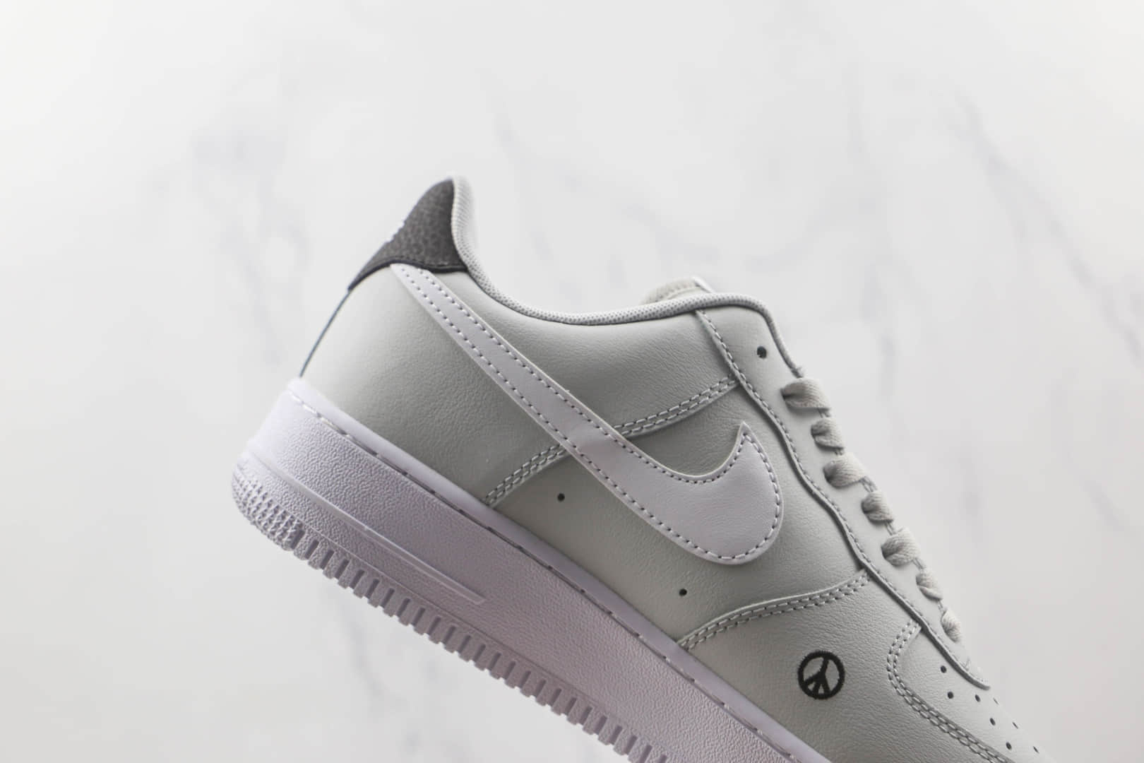 耐克Nike Air Force 1’07 Low纯原版本低帮空军一号笑脸图案板鞋内置气垫 货号：DM0118-001