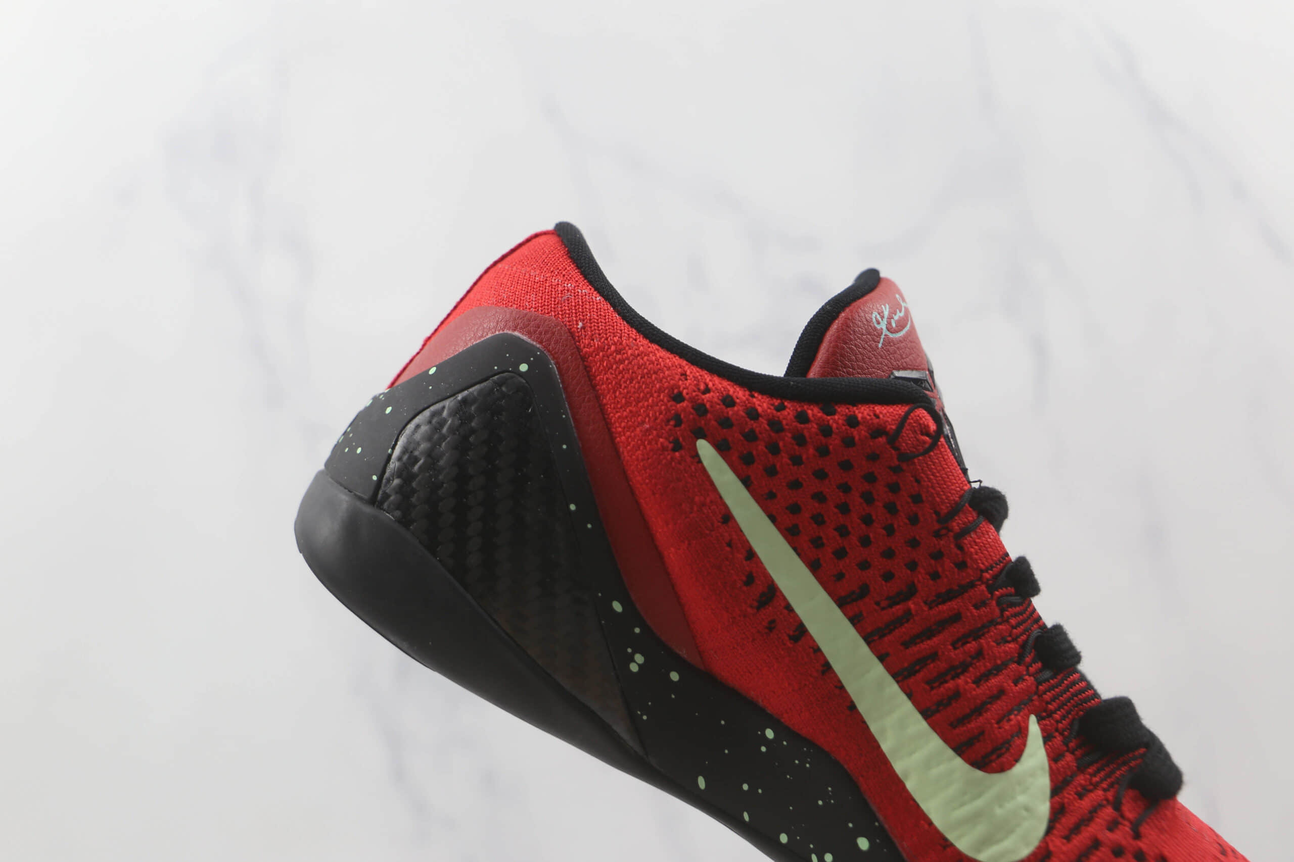 耐克Nike Kobe 9 Low University Red纯原版本科比9代夜光公牛红配色篮球鞋原档案数据开发 货号：639045-600